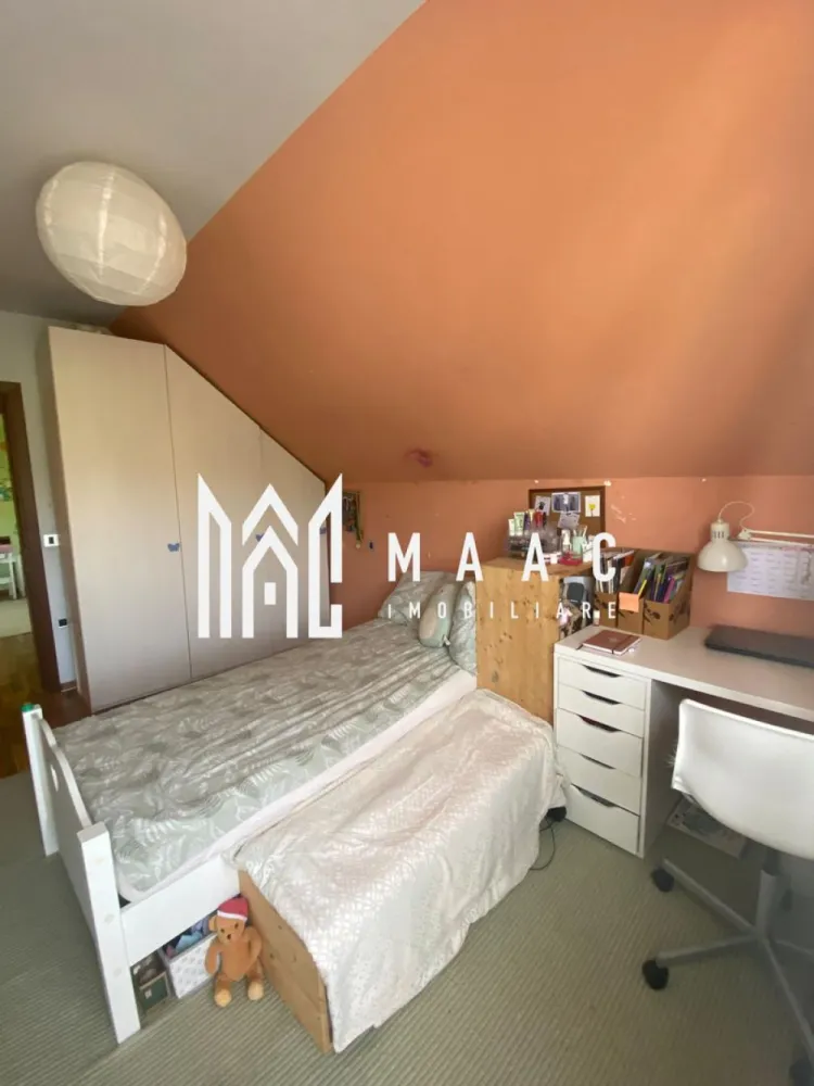 Casa 4 Camere | Tip Duplex | Curte | BBQ | Cisnadie - Vă prezentăm o oportunitate imobiliară de excepție, un duplex elegant și bine întreținut, ideal pentru familii sau pentru cei care caută un ambient liniștit, cu acces rapid către facilități urbane esențiale.

 Date generale:
Tip proprietate: Duplex
Stadiu: Finalizat, disponibil imediat
An construcție: 2008
Construcție din cărămidă, acoperiș cu țiglă
Suprafață utilă: 100 mp
Suprafață construită desfășurată: 140 mp
Suprafață teren: 250 mp
Curte liberă: 90 mp
Deschidere stradală: 16 m

 Compartimentare eficientă:
4 camere, dintre care 3 dormitoare
2 băi cu geam (dotate una cu cabină de duș, cealaltă cu cadă)
1 bucătărie închisă, complet mobilată și utilată
1 balcon + 1 terasă
Pod funcțional (pentru depozitare)
2 locuri de parcare 

 Dotări și finisaje:
Centrală termică proprie și sistem de încălzire cu calorifere
Izolație termică exterioară
Ferestre: tâmplărie PVC cu geam termopan

 Confort și funcționalitate:
Proprietatea se vinde complet mobilată și utilată: aragaz, hotă, frigider, mașină de spălat rufe, TV
Conectare la toate utilitățile: apă, canalizare, electricitate, gaz, internet, CATV, telefon
Străzi asfaltate, iluminat public, acces rapid la mijloace de transport

 Exterior amenajat:
Curte privată de 90 mp
Zonă special amenajată pentru grătar / barbeque
Acces auto în curte, spațiu verde delimitat

Această locuință oferă un echilibru perfect între confort, intimitate și funcționalitate, într-un cadru clasic, elegant și sigur. Este soluția ideală pentru cei care caută o investiție durabilă sau un cămin primitor într-o zonă urbană bine conectată.

Pentru mai multe detalii sau pentru a programa o vizionare contactează - ne specificând ID: CP2499576