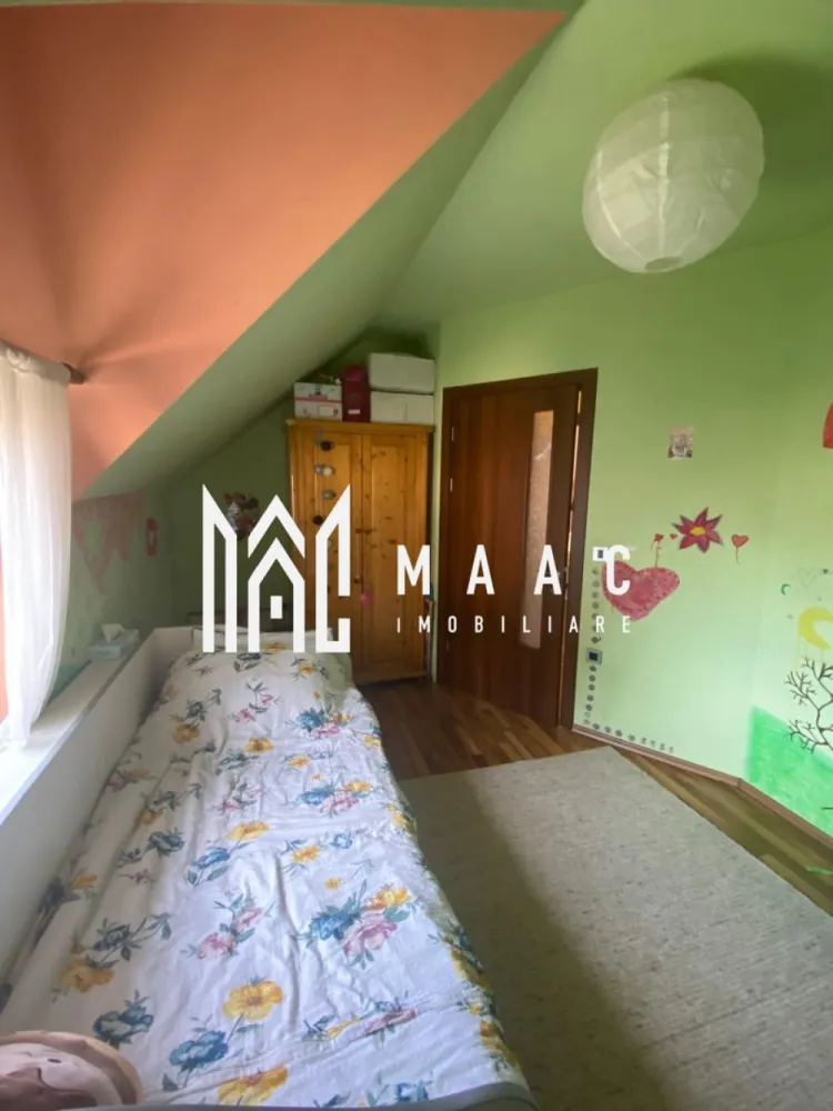 Casa 4 Camere | Tip Duplex | Curte | BBQ | Cisnadie - Vă prezentăm o oportunitate imobiliară de excepție, un duplex elegant și bine întreținut, ideal pentru familii sau pentru cei care caută un ambient liniștit, cu acces rapid către facilități urbane esențiale.

 Date generale:
Tip proprietate: Duplex
Stadiu: Finalizat, disponibil imediat
An construcție: 2008
Construcție din cărămidă, acoperiș cu țiglă
Suprafață utilă: 100 mp
Suprafață construită desfășurată: 140 mp
Suprafață teren: 250 mp
Curte liberă: 90 mp
Deschidere stradală: 16 m

 Compartimentare eficientă:
4 camere, dintre care 3 dormitoare
2 băi cu geam (dotate una cu cabină de duș, cealaltă cu cadă)
1 bucătărie închisă, complet mobilată și utilată
1 balcon + 1 terasă
Pod funcțional (pentru depozitare)
2 locuri de parcare 

 Dotări și finisaje:
Centrală termică proprie și sistem de încălzire cu calorifere
Izolație termică exterioară
Ferestre: tâmplărie PVC cu geam termopan

 Confort și funcționalitate:
Proprietatea se vinde complet mobilată și utilată: aragaz, hotă, frigider, mașină de spălat rufe, TV
Conectare la toate utilitățile: apă, canalizare, electricitate, gaz, internet, CATV, telefon
Străzi asfaltate, iluminat public, acces rapid la mijloace de transport

 Exterior amenajat:
Curte privată de 90 mp
Zonă special amenajată pentru grătar / barbeque
Acces auto în curte, spațiu verde delimitat

Această locuință oferă un echilibru perfect între confort, intimitate și funcționalitate, într-un cadru clasic, elegant și sigur. Este soluția ideală pentru cei care caută o investiție durabilă sau un cămin primitor într-o zonă urbană bine conectată.

Pentru mai multe detalii sau pentru a programa o vizionare contactează - ne specificând ID: CP2499576