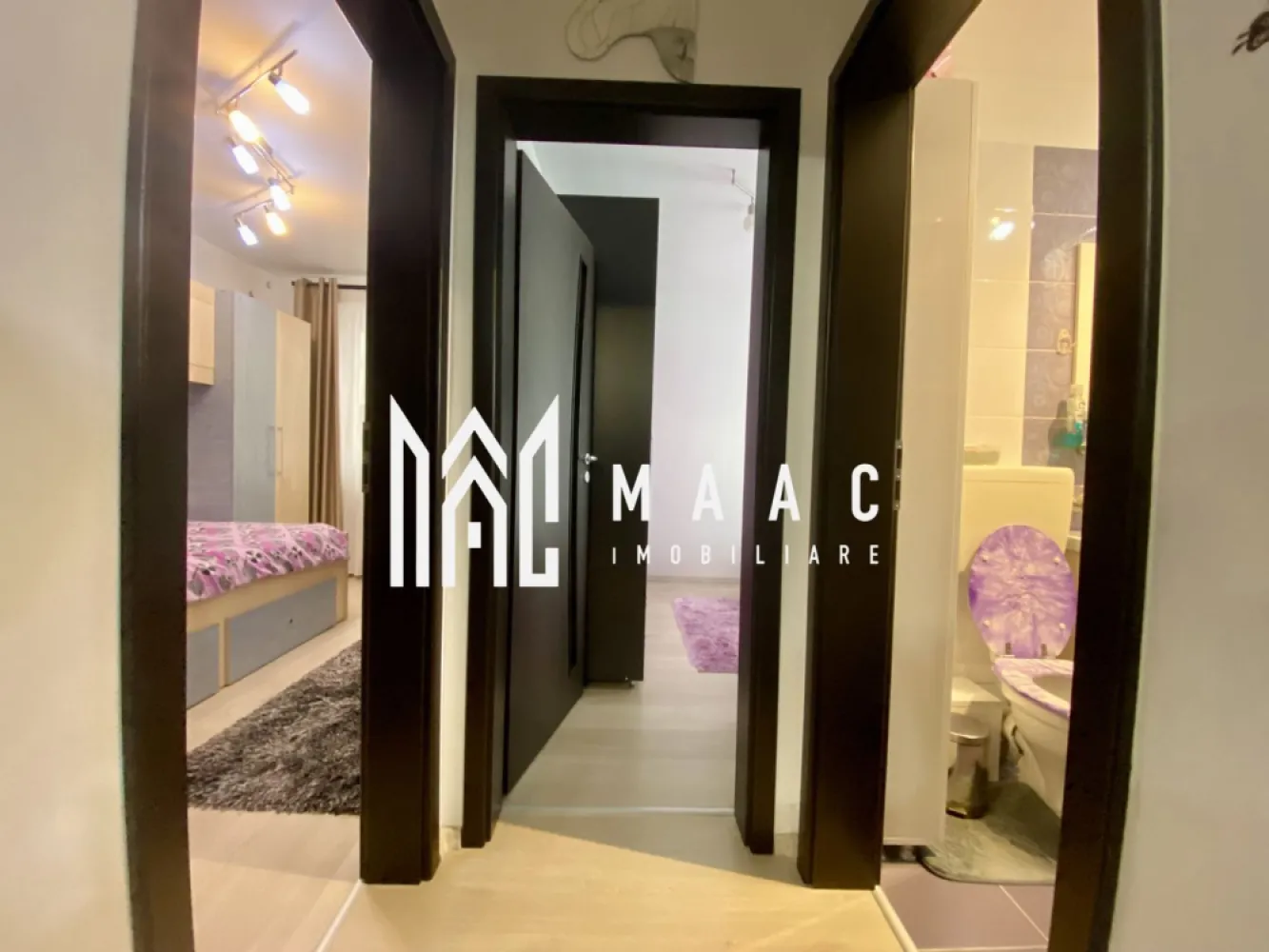 Apartament 3 camere | Parter | Curte | Parcare | Magnolia - MAAC Imobiliare va propune spre vanzare un apartament cu 3 camere și curte de 70 mp in Cartier Magnolia. Detalii: Suprafață utilă: 46,71 mp Balcon închis cu termopan: 4 mp Curte privată: 70 mp, cu acces din living Situat la parterul unei vile cu trei etaje Bloc construit în 2016, izolat termic. Compartimentare: Living luminos, cu acces direct în balcon si curte Bucătărie deschisă Două dormitoare Hol care separa accesul dintre cele 2 dormitoare Baie perfect functionala Balcon închis cu termopan Spațiu închis pentru depozitare în curte. Dotări și finisaje: Geamuri termopan Încălzire cu centrală termică proprie și calorifere Aer condiționat Se vinde parțial mobilat, oferind flexibilitate pentru amenajare. Facilități și avantaje: Curte privată de 70 mp Loc de parcare inclus în preț Acces facil la magazine alimentare și stația de autobuz Pentru mai multe detalii precizati telefonic ca ati vazut anuntul cu ID: CP2346915 }}