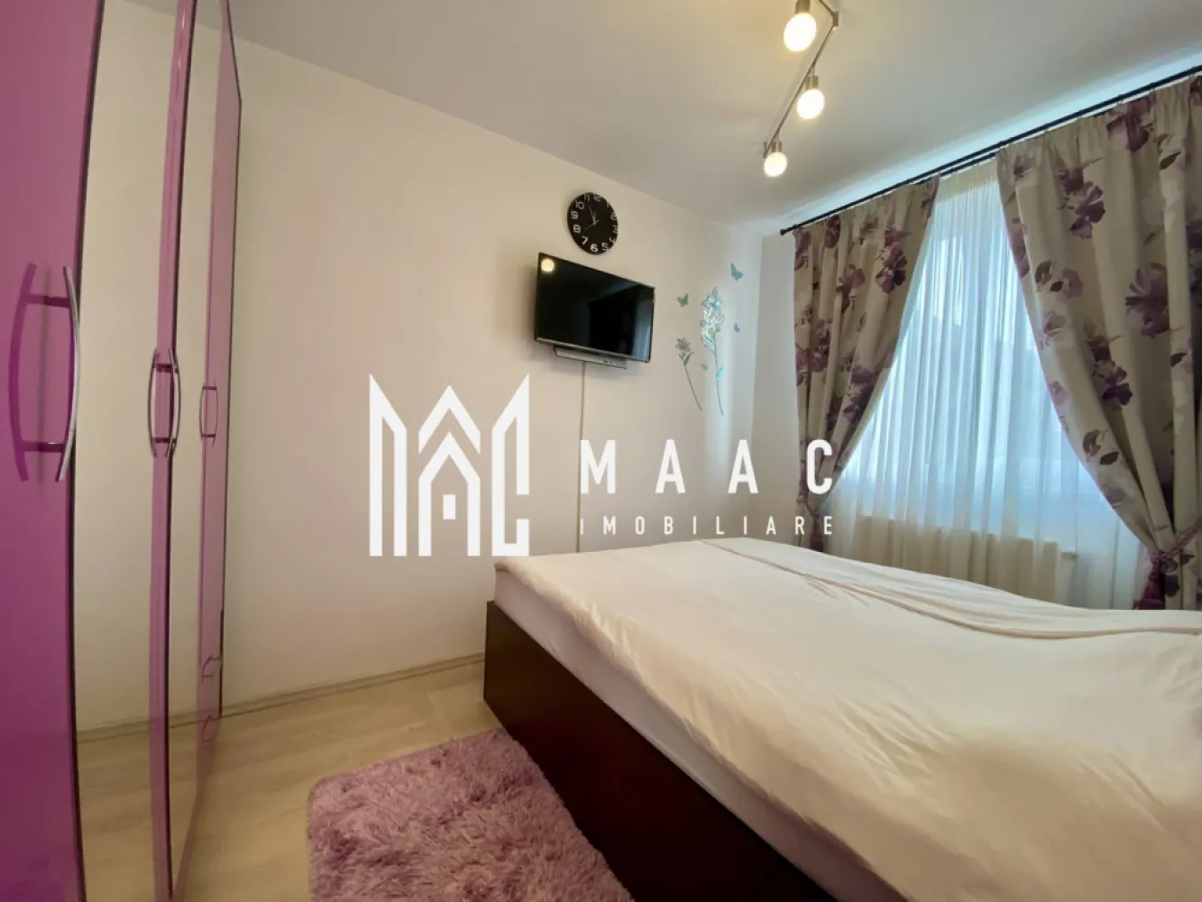 Apartament 3 camere | Parter | Curte | Parcare | Magnolia - MAAC Imobiliare va propune spre vanzare un apartament cu 3 camere și curte de 70 mp in Cartier Magnolia. Detalii: Suprafață utilă: 46,71 mp Balcon închis cu termopan: 4 mp Curte privată: 70 mp, cu acces din living Situat la parterul unei vile cu trei etaje Bloc construit în 2016, izolat termic. Compartimentare: Living luminos, cu acces direct în balcon si curte Bucătărie deschisă Două dormitoare Hol care separa accesul dintre cele 2 dormitoare Baie perfect functionala Balcon închis cu termopan Spațiu închis pentru depozitare în curte. Dotări și finisaje: Geamuri termopan Încălzire cu centrală termică proprie și calorifere Aer condiționat Se vinde parțial mobilat, oferind flexibilitate pentru amenajare. Facilități și avantaje: Curte privată de 70 mp Loc de parcare inclus în preț Acces facil la magazine alimentare și stația de autobuz Pentru mai multe detalii precizati telefonic ca ati vazut anuntul cu ID: CP2346915 }}