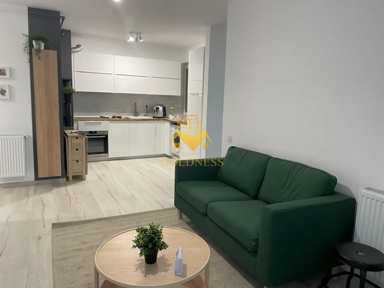 2 camere, Parcare, Buna Ziua, Zona Grand Hill, LIDL, Trifoiului - GOLDNESS Imobiliare vă propune spre închiriere un apartament cu 2 camere complet mobilat și utilat, la etajul 1 într-un imobil de 10 etaje, în Cartierul Buna Ziua .
Dispune de loc de parcare!

Se află în apropierea stațiilor de transport în comun, magazine, restaurante, spații verzi, farmacii, etc. 
 Apartamentul este compartimentat astfel:
 - dormitor cu pat matrimonial, dressing, noptiere, birou 
 - living cu bucatarie open space complet utilată și mobilată, canapea extensibilă, loc de servit masa 
 - baie cu cabina de dus, calorifer port prosop și dulap pentru depozitare.
 - balcon 6 mp.

Imobilul este dotat cu toate cele necesare- centrală proprie, frigider, plita, hotă, mașină de spălat haine, etc. 

Dacă sunteți interesați de acest apartament și doriți să îl vizionați, dar și pentru alte oferte nu ezitați să ne contactați telefonic sau prin e-mail. Vă stăm la dispoziție!
Pentru intermediere se percepe un comision de 50% din prețul chiriei!