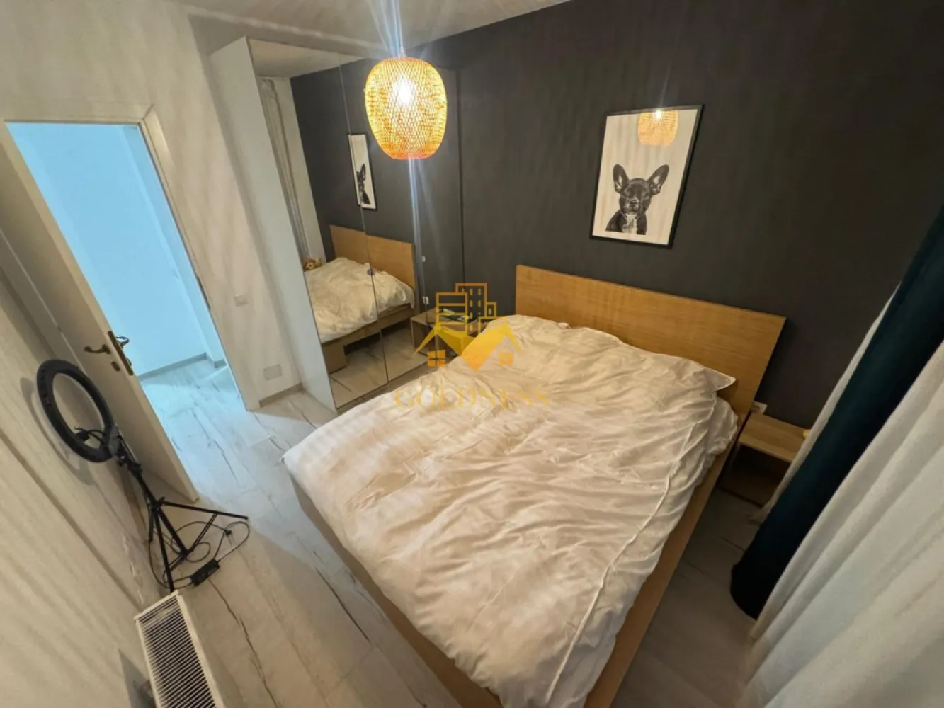 2 camere, Parcare, Buna Ziua, Zona Grand Hill, LIDL, Trifoiului - GOLDNESS Imobiliare vă propune spre închiriere un apartament cu 2 camere complet mobilat și utilat, la etajul 1 într-un imobil de 10 etaje, în Cartierul Buna Ziua .
Dispune de loc de parcare!

Se află în apropierea stațiilor de transport în comun, magazine, restaurante, spații verzi, farmacii, etc. 
 Apartamentul este compartimentat astfel:
 - dormitor cu pat matrimonial, dressing, noptiere, birou 
 - living cu bucatarie open space complet utilată și mobilată, canapea extensibilă, loc de servit masa 
 - baie cu cabina de dus, calorifer port prosop și dulap pentru depozitare.
 - balcon 6 mp.

Imobilul este dotat cu toate cele necesare- centrală proprie, frigider, plita, hotă, mașină de spălat haine, etc. 

Dacă sunteți interesați de acest apartament și doriți să îl vizionați, dar și pentru alte oferte nu ezitați să ne contactați telefonic sau prin e-mail. Vă stăm la dispoziție!
Pentru intermediere se percepe un comision de 50% din prețul chiriei!