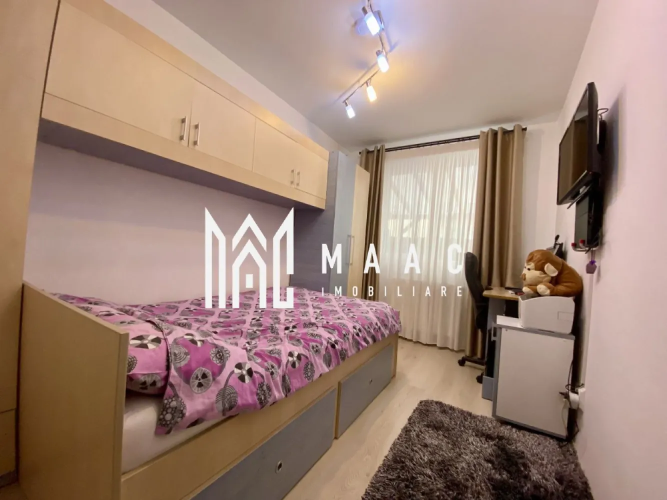 Apartament 3 camere | Parter | Curte | Parcare | Magnolia - MAAC Imobiliare va propune spre vanzare un apartament cu 3 camere și curte de 70 mp in Cartier Magnolia. Detalii: Suprafață utilă: 46,71 mp Balcon închis cu termopan: 4 mp Curte privată: 70 mp, cu acces din living Situat la parterul unei vile cu trei etaje Bloc construit în 2016, izolat termic. Compartimentare: Living luminos, cu acces direct în balcon si curte Bucătărie deschisă Două dormitoare Hol care separa accesul dintre cele 2 dormitoare Baie perfect functionala Balcon închis cu termopan Spațiu închis pentru depozitare în curte. Dotări și finisaje: Geamuri termopan Încălzire cu centrală termică proprie și calorifere Aer condiționat Se vinde parțial mobilat, oferind flexibilitate pentru amenajare. Facilități și avantaje: Curte privată de 70 mp Loc de parcare inclus în preț Acces facil la magazine alimentare și stația de autobuz Pentru mai multe detalii precizati telefonic ca ati vazut anuntul cu ID: CP2346915 }}