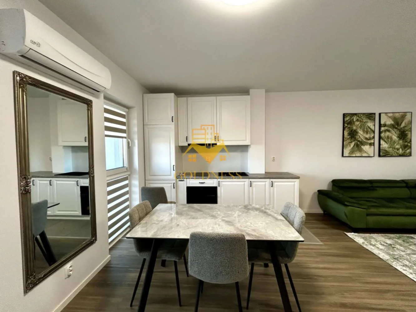 2 camere open space, Modern, Parcare, Vivo, Zona Oncos, Floresti - GOLDNESS Imobiliare vă propune spre închiriere un apartament cu 2 camere complet mobilat și utilat, la etajul 1 într-un imobil de 7 etaje, situat în Floresti.
Dispune de loc de parcare subterana!
Se află în apropierea stațiilor de transport în comun, magazine, restaurante, spații verzi, farmacii, etc. 

Apartamentul este compartimentat astfel:
 - dormitor cu pat matrimonial, dressing, noptiere
 - living cu bucatarie open space complet utilată și mobilată, canapea extensibilă, loc de servit masa 
 - baie cu dus walk-in, calorifer port prosop și dulap pentru depozitare.
 - balcon de 7 mp.

Imobilul este dotat cu toate cele necesare- centrală proprie, frigider, aragaz, hotă, mașină de spălat haine, etc. 

Dacă sunteți interesați de acest apartament și doriți să îl vizionați, dar și pentru alte oferte nu ezitați să ne contactați telefonic sau prin e-mail. Vă stăm la dispoziție!
Pentru intermediere se percepe un comision de 50% din prețul chiriei!
