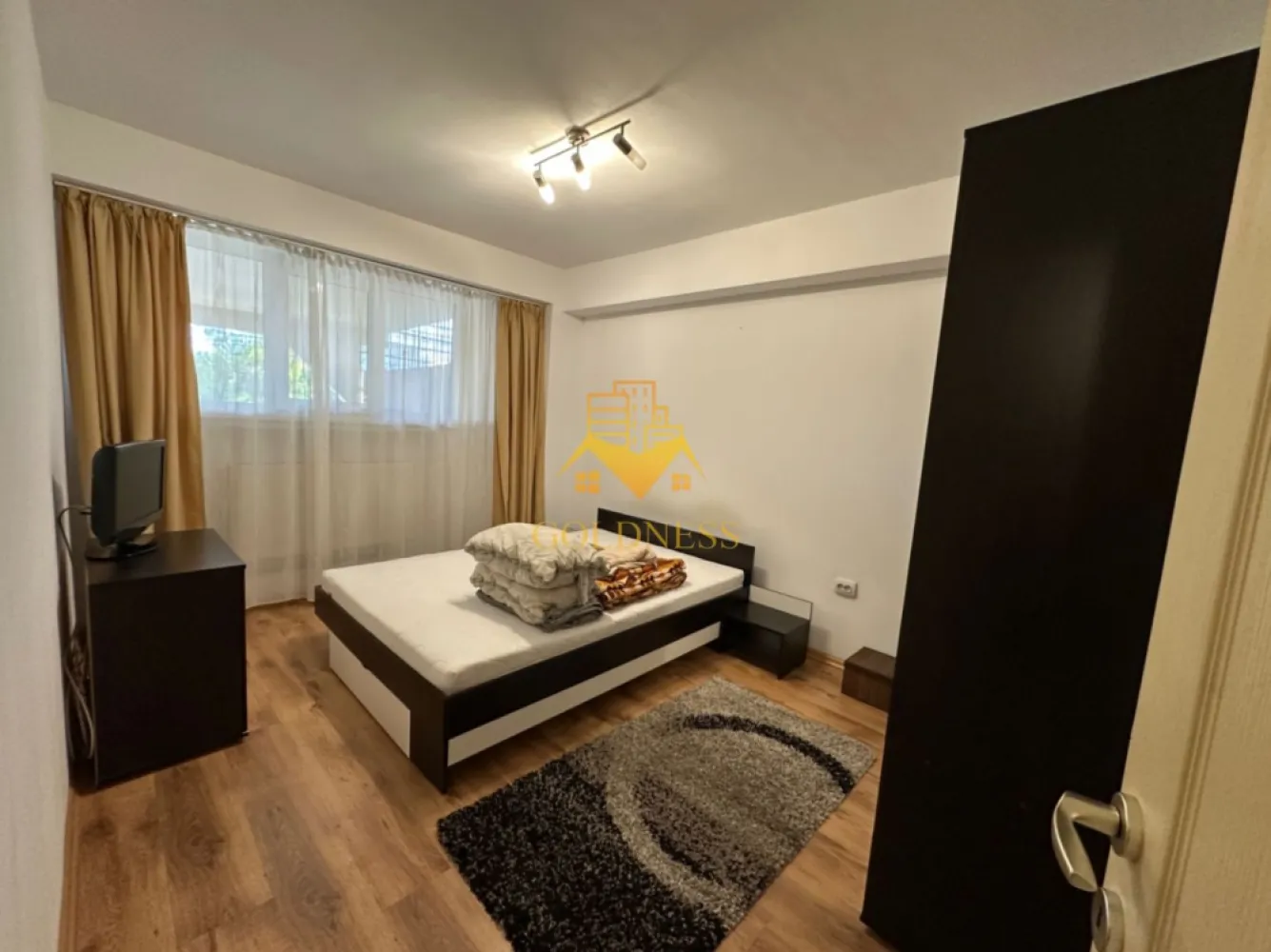 2 camere, Zorilor, Calea Turzii, Hotel Gala, Leroy Merlin, Panemar - GOLDNESS Imobiliare vă propune spre închiriere un apartament cu 2 camere complet mobilat și utilat, la Parter într-un imobil de 4 etaje, în Cartierul Zorilor.
Posibilitate de parcare în zona la liber.
Se află în apropierea stațiilor de transport în comun, magazine, restaurante, spații verzi, farmacii, etc. 

Apartamentul este compartimentat astfel:
 - dormitor cu pat matrimonial, dressing, noptiere
 - living cu canapea extensibilă 
 - bucătărie complet utilată și mobilată, loc de servit masa 
 - baie cu cabina de dus, calorifer port prosop și dulap pentru depozitare.
 - terasa de 10 mp.

Imobilul este dotat cu toate cele necesare- centrală proprie, frigider, aragaz, hotă, mașină de spălat haine, etc. 

Dacă sunteți interesați de acest apartament și doriți să îl vizionați, dar și pentru alte oferte nu ezitați să ne contactați telefonic sau prin e-mail. Vă stăm la dispoziție!
Pentru intermediere se percepe un comision de 50% din prețul chiriei!