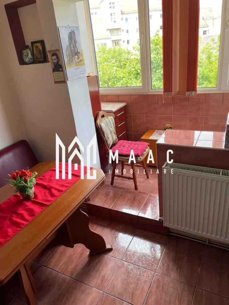 Apartament 2 camere | Decomandat | 46 Mp - MAAC Imobiliare vă oferă spre vânzare un apartament decomandat cu 2 camere și 2 balcoane, Apartamentul are o suprafață utilă de 50 mp (balcoanele sunt închise), construit între anii 1977-1990. Zona este bine racordată la toate punctele de interes din oraș: Spitalul Județean, Spitalul Polisano, Parcul Tineretului și Promenada Mall. Apartamentul este liber de sarcini și se predă la stadiul de utilat și mobilat. Pentru mai multe detalii, vă rugăm să ne contactați, specificând ID:CP2345299 }}