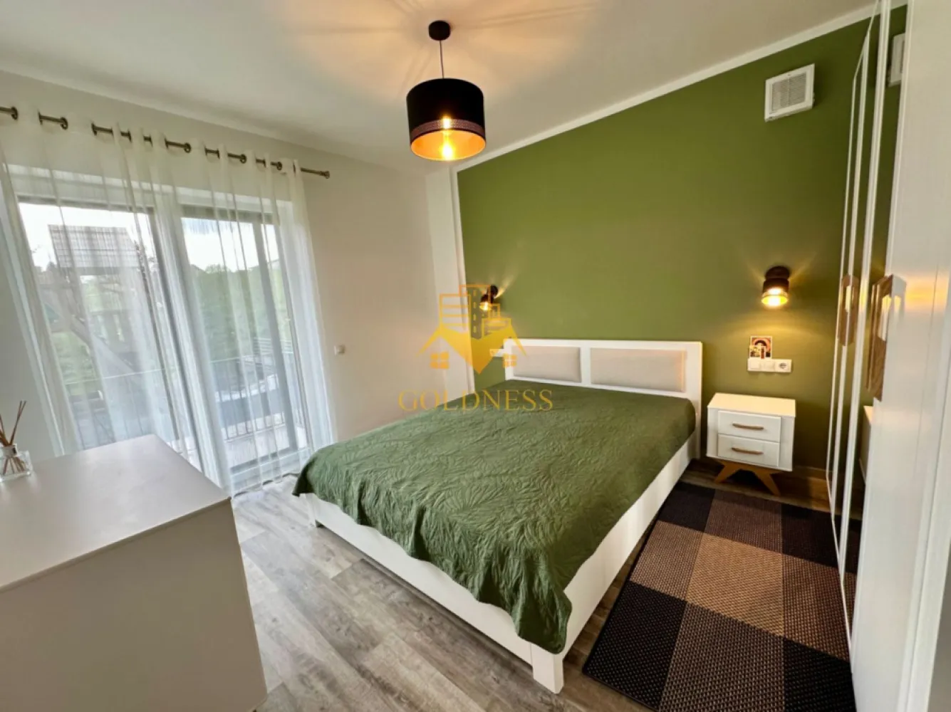 2 camere, Buna ziua, Bloc Nou, Parcare, Lidl, Calea Turzii, Fagului - GOLDNESS Imobiliare vă propune spre închiriere un apartament cu 2 camere complet mobilat și utilat, la Parter într-un imobil de etaje 4, în Cartierul Buna ziua.
Dispune de loc de parcare subteran!
Se află în apropierea stațiilor de transport în comun, magazine, restaurante, spații verzi, farmacii, etc. 

Apartamentul este compartimentat astfel:
 - dormitor cu pat matrimonial, dressing, noptiere
 - living cu canapea extensibilă 
 - bucătărie open space complet utilată și mobilată, loc de servit masa 
 - baie cu dus walkin, calorifer port prosop și dulap pentru depozitare.
 - balcon 5mp.

Imobilul este dotat cu toate cele necesare- centrală proprie, frigider, aragaz, hotă, mașină de spălat haine, etc. 

Dacă sunteți interesați de acest apartament și doriți să îl vizionați, dar și pentru alte oferte nu ezitați să ne contactați telefonic sau prin e-mail. Vă stăm la dispoziție!
Pentru intermediere se percepe un comision de 50% din prețul chiriei!