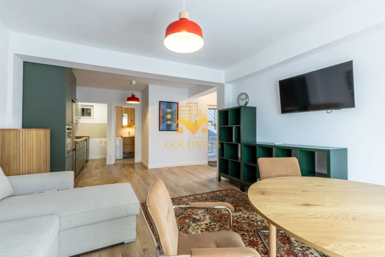 2 camere, modern, bloc nou, Ultracentral Zona Clinicilor, Motilor, UMF - GOLDNESS Imobiliare vă propune spre închiriere un apartament cu 2 camere complet mobilat și utilat, la etajul 2 într-un imobil de 4 etaje, în Zona Ultra Centrala.
Se află în apropierea stațiilor de transport în comun, magazine, restaurante, spații verzi, farmacii, etc. 

Apartamentul este compartimentat astfel:
 - dormitor cu pat matrimonial, dressing, noptiere
 - living cu bucatarie open space complet utilată și mobilată, canapea extensibilă, loc de servit masa 
 - baie cu cabina de dus, calorifer port prosop și dulap pentru depozitare.

Imobilul este dotat cu toate cele necesare- centrală proprie, frigider, aragaz, hotă, mașină de spălat haine, etc. 

Dacă sunteți interesați de acest apartament și doriți să îl vizionați, dar și pentru alte oferte nu ezitați să ne contactați telefonic sau prin e-mail. Vă stăm la dispoziție!

Pentru intermediere se percepe un comision de 50% din prețul chiriei!