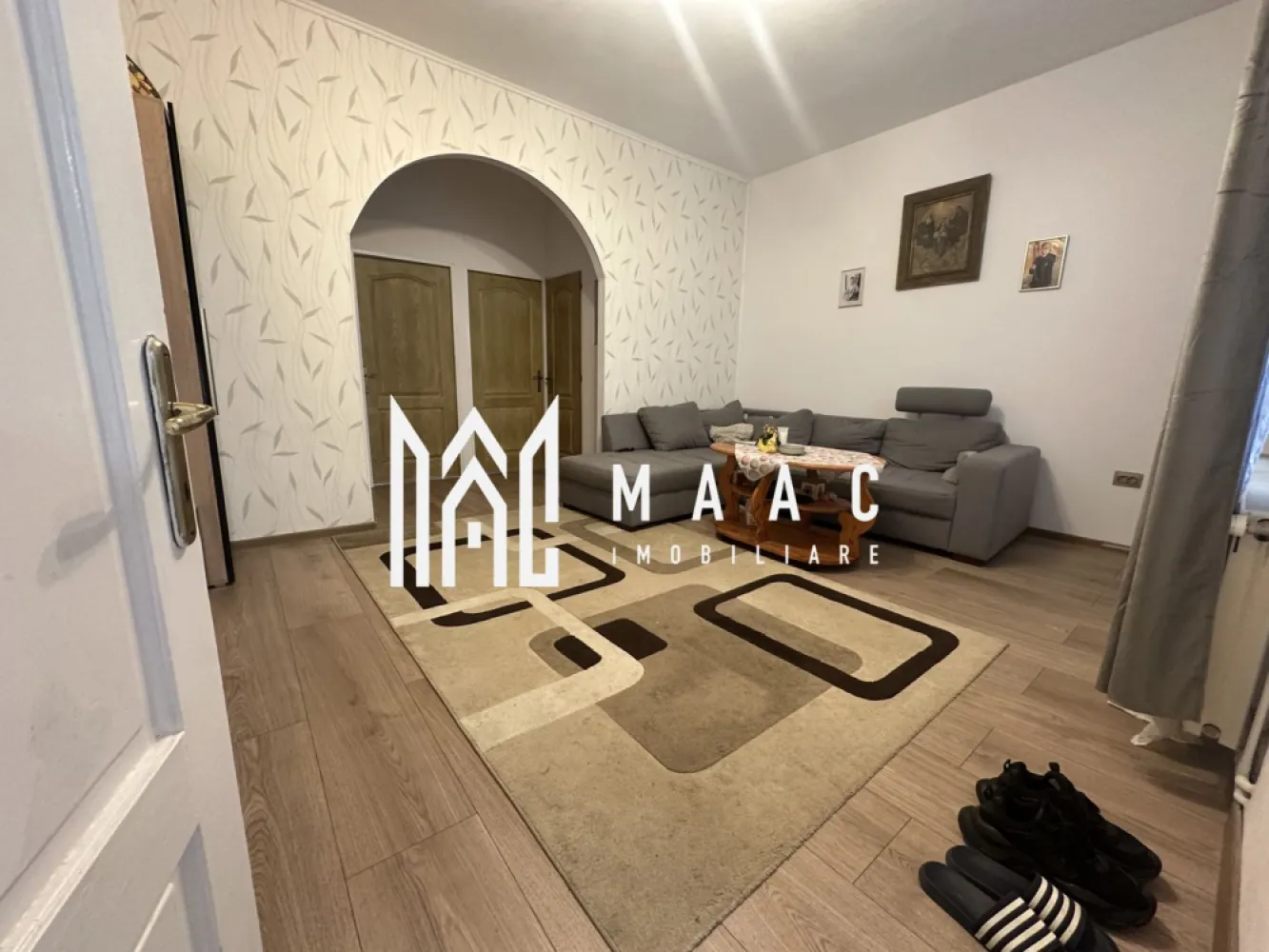 Casă 3 Camere | Renovată | Grădină Proprie | Cisnădie - MAAC Imobiliare vă propune spre vânzare o casă cochetă, complet renovată, situată în zona centrală din Cisnădie, ideală pentru cei care caută liniște, confort și acces facil către toate punctele de interes.

Caracteristici principale
• casă pe un singur nivel, corp individual în curte comună
• suprafață utilă: aprox. 60 mp
• compartimentare practică: living + 2 dormitoare
• acces direct din stradă

Compartimentare și dotări
• living spațios și luminos
• 2 dormitoare mobilate
• bucătărie complet utilată
• baie modernă cu duș walk-in
• cămară pentru depozitare
• se vinde complet mobilată și utilată

Avantaje și facilități
• pivniță
• grădină proprie de aproximativ 300 mp
• zonă verde amenajată cu gazon
• magazie pentru unelte
• spațiu pentru grătar și grădinărit
• loc de parcare în curtea comună (3 vecini)

Localizare și beneficii
• amplasată în zona centrală din Cisnădie
• zonă liniștită și accesibilă
• stație de autobuz chiar în fața proprietății
• aproape de magazine, școli și alte facilități

Beneficii
• ideală pentru familie sau cuplu
• locuință gata de mutare
• combinație perfectă între casă și spațiu verde

Pentru mai multe detalii sau programarea unei vizionări, vă rugăm să ne contactați și să menționați ID-ul proprietății: [introduceți ID-ul aici].