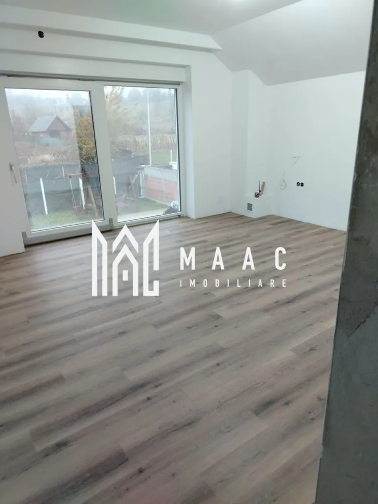 Casa | 5 Camere | 245 MPU | Cisnadie - MAAC Imobiliare va propune spre vanzare Casă Nouă la Alb Locație: Zonă liniștită, cu acces din două străzi pentru mai multă flexibilitate. Caracteristici: Suprafață utilă: 245 mp. Teren: 630 mp. Construcție nouă, pregătită pentru finisaje personalizate. Sistem de încălzire: Centrala termică pe gaz – cameră separată pentru depozitare. Șemineu cu recuperare de căldură – confort termic ridicat. Încălzire în pardoseală Uponor – țevi de 17 mm pentru eficiență maximă. Sistem anti incediu Sistem alarma Termopan qfort 6 star Usa de acces cu amprenta Caramida 38 proterm Tencuiala interior -exterior Tigla de beton Izolatie pod Acoperis de 30cm Tavane : 30 cm spuma lichida Curent trifazic Incalzirea este automatizata smart Rulourile si usa de la intrare smart Acces facil: Intrare din două străzi. Compartimentare: Parter: 1 dormitor 1 baie Living cu bucătărie open-space Hol spațios 2 dressinguri 2 Terase Garaj Debara Etaj: 3 camere (una cu baie proprie) 1 baie pe hol Dressing Hol generos 2 Terase Avantaje: Casă spațioasă și bine compartimentată. Teren generos, cu multiple posibilități de amenajare. Acces facil și poziționare excelentă. Posibilitatea de a o finisa după propriul gust. Contact MAAC Imobiliare: Sună acum pentru mai multe detalii sau pentru a programa o vizionare specificati : CP2335946 }}