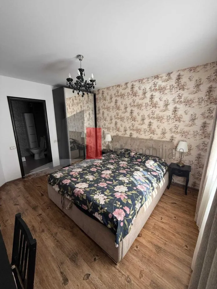 Vand apartament 3 camere, Militari Residence - Vand apartament 3 camere decomandat | 2 bai | 70 mp | Etaj3
Str. Soarelui, Militari Residence

Apartament spatios si bine compartimentat.

Living mare si luminos
2 dormitoare
Dormitor matrimonial cu baie proprie
2 bai
Bucatarie separata, complet mobilata si utilata
Balcon inchis, cu spatiu de depozitare realizat pe comanda
Complet mobilat si utilat
Aer conditionat
Masina de spalat cu uscator
Rulouri la geamuri
Compartimentare excelenta
Ambient cald, primitor si bine echilibrat
Spatii de depozitare bine integrate in toata locuinta, realizate pe comanda

Pret: 119.000 EUR