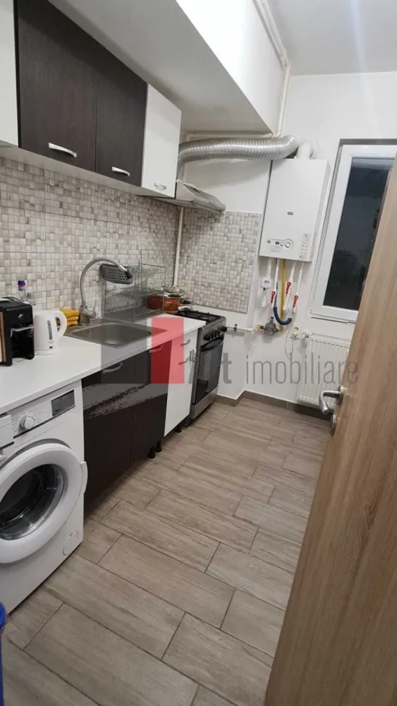 De vânzare apartament 2 camere Complex Rezidențial Rotar Park 1 - Vindem apartament cu 2 camere decomandat in complexul rezidential Rotar Park 1.
Situat la 2 minute de mers pe jos de metrou păcii, complexul dispune de pază cu barieră, parc pentru copiii, zona verde si multe alte facilități, magazine,bănci, restaurante.
Apartamentul se vinde mobilat sau nemobilat.
Adresă Bulevardul Iuliu Maniu nr 244G