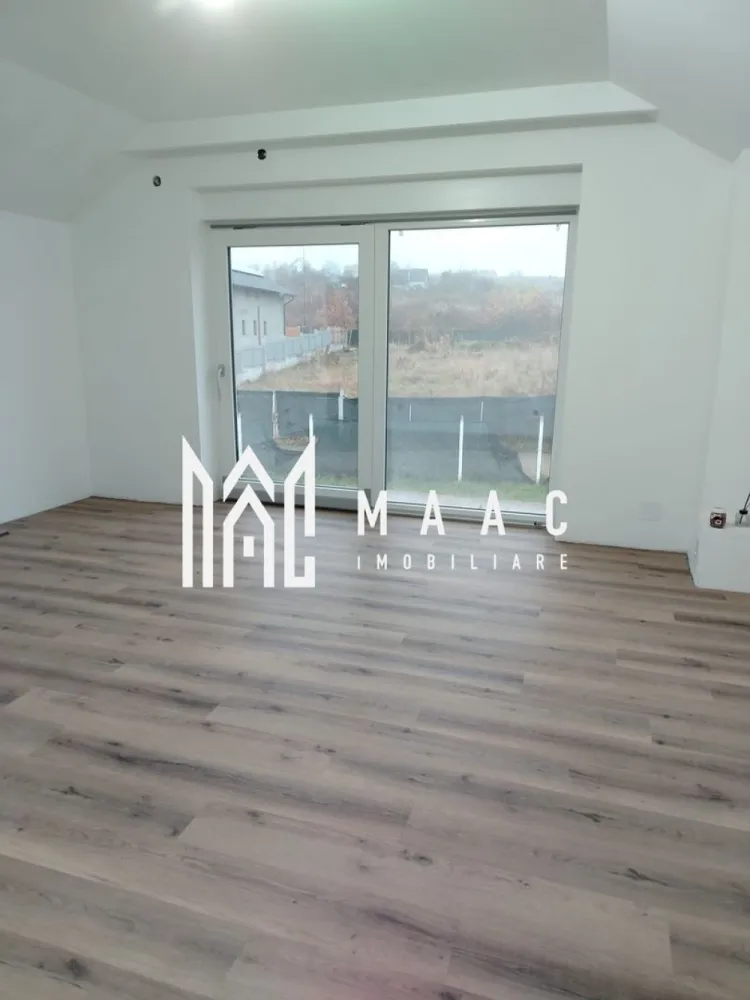 Casa | 5 Camere | 245 MPU | Cisnadie - MAAC Imobiliare va propune spre vanzare Casă Nouă la Alb Locație: Zonă liniștită, cu acces din două străzi pentru mai multă flexibilitate. Caracteristici: Suprafață utilă: 245 mp. Teren: 630 mp. Construcție nouă, pregătită pentru finisaje personalizate. Sistem de încălzire: Centrala termică pe gaz – cameră separată pentru depozitare. Șemineu cu recuperare de căldură – confort termic ridicat. Încălzire în pardoseală Uponor – țevi de 17 mm pentru eficiență maximă. Sistem anti incediu Sistem alarma Termopan qfort 6 star Usa de acces cu amprenta Caramida 38 proterm Tencuiala interior -exterior Tigla de beton Izolatie pod Acoperis de 30cm Tavane : 30 cm spuma lichida Curent trifazic Incalzirea este automatizata smart Rulourile si usa de la intrare smart Acces facil: Intrare din două străzi. Compartimentare: Parter: 1 dormitor 1 baie Living cu bucătărie open-space Hol spațios 2 dressinguri 2 Terase Garaj Debara Etaj: 3 camere (una cu baie proprie) 1 baie pe hol Dressing Hol generos 2 Terase Avantaje: Casă spațioasă și bine compartimentată. Teren generos, cu multiple posibilități de amenajare. Acces facil și poziționare excelentă. Posibilitatea de a o finisa după propriul gust. Contact MAAC Imobiliare: Sună acum pentru mai multe detalii sau pentru a programa o vizionare specificati : CP2335946 }}