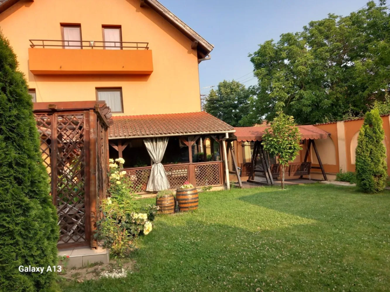 BRASADAS vinde casa individuala 4 cam teren 355mp Botizului - Agenția imobiliara BRASADAS vinde casa construita in 2000 cu 4 camere situata in zona Botizului cu teren aferent de 355mp în zona Dantex pe Botizului.

Parter: Living,bucatarie,baie,garaj.
Anexe: Bucatarie vara,camara scule, cuptor paine cu gril, terasa, balansoar ,beci!
Curte cu jacuzi gomflabil!

Etaj: 3 dormitoare, baie, living, balcon. 

Mansarda se poate amenaja un apartament de 80 mp cu 3 balcoane!
Aer conditionat!

www.brasadas.com