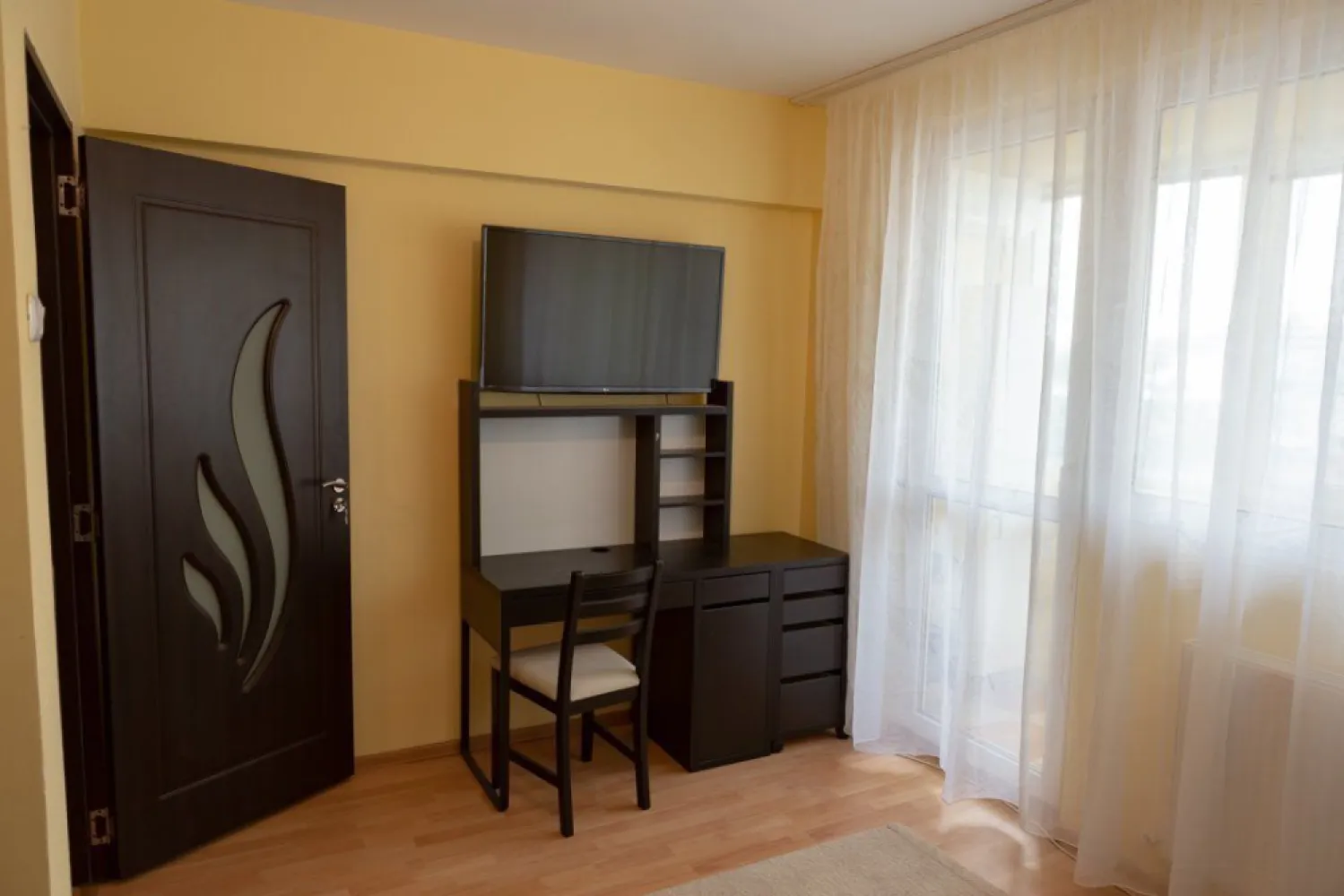 BRASADAS închiriază garsoniera et 9/9 40mp Dimtrie Cantemir. - Agenția imobiliara BRASADAS închiriază garsoniera la, 5 min mers pe jos de Centrul Vechi si Piata Unirii, la intrarea in metrou TIneretului, primul bloc dupa restaurant Dristor Kebab Tineretului.

Amenajat recent, parchet, gresie, faianta, usa metalica, AC de tip Inverter ( GREE LOMO ) , TV Smart LG in fiecare camera , balcon inchis cu geam tip termopan, frigider Liebherr cu doua usi, masina spalat INDESIT, cuptor cu microunde ELECTROLUX.

Mobilat complet ( mobila IKEA)

Bloc recent izolat si reabilitat.

Pentru mai multe oferte accesați www.brasadas.com