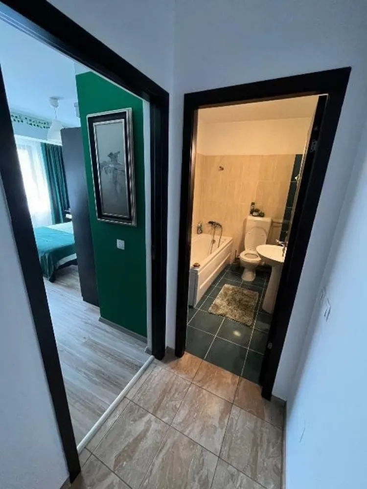 Apartament 2 camere, 49mp, cu balcon şi parcare - Apartament complet mobilat liber de la 15 Septembrie.

-Electrocasnice Samsung
-aer condiţionat
-masina de spălat rufe
-televizor
-wi-fi
-loc de parcare
-balcon

Nu se acceptă animale, sorry :(