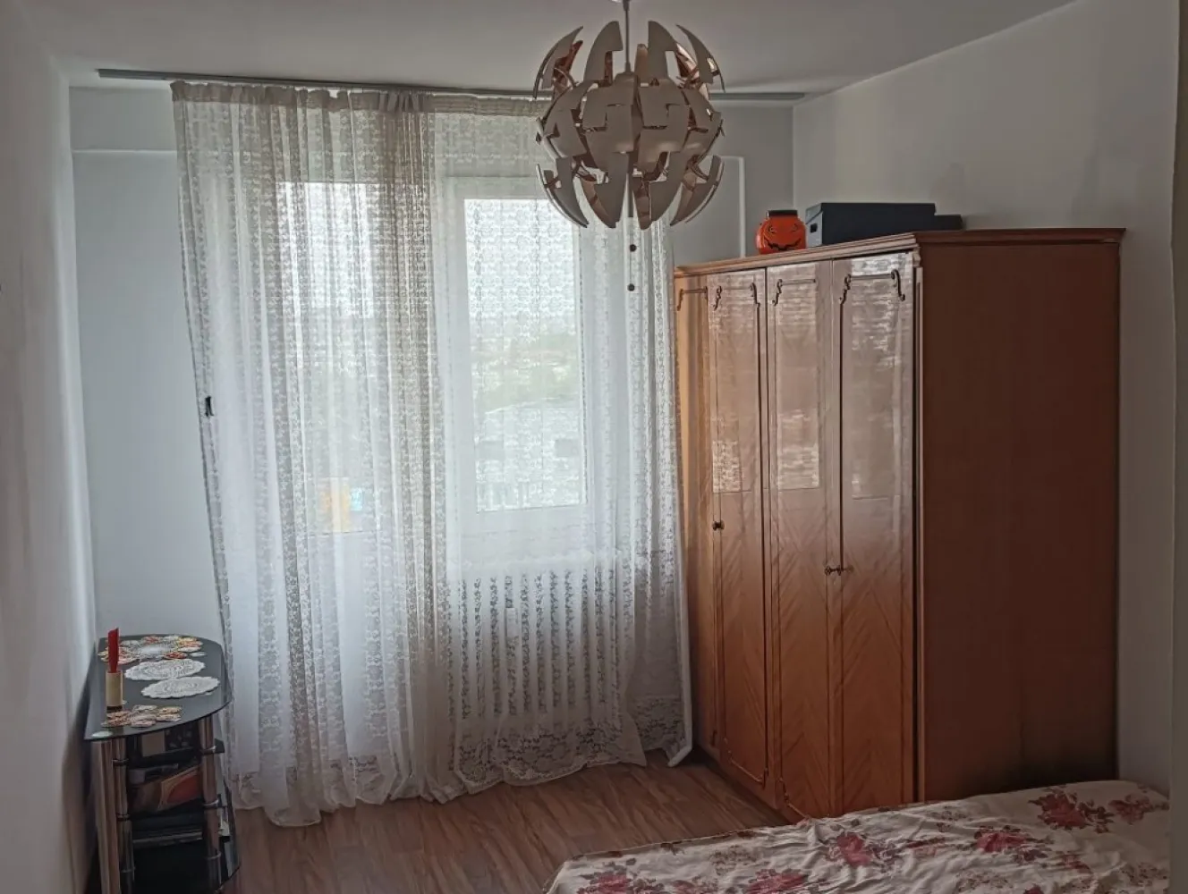 Apartament cu 2 camere de închiriat (Titan) - Apartament 2 camere decomandat zona titan etajul 10 .52 mp mobilat utilat la 5 min de metrou cu boiler ..350 E garantia plus luna în curs ... 07******60 sau 07******89 Dana