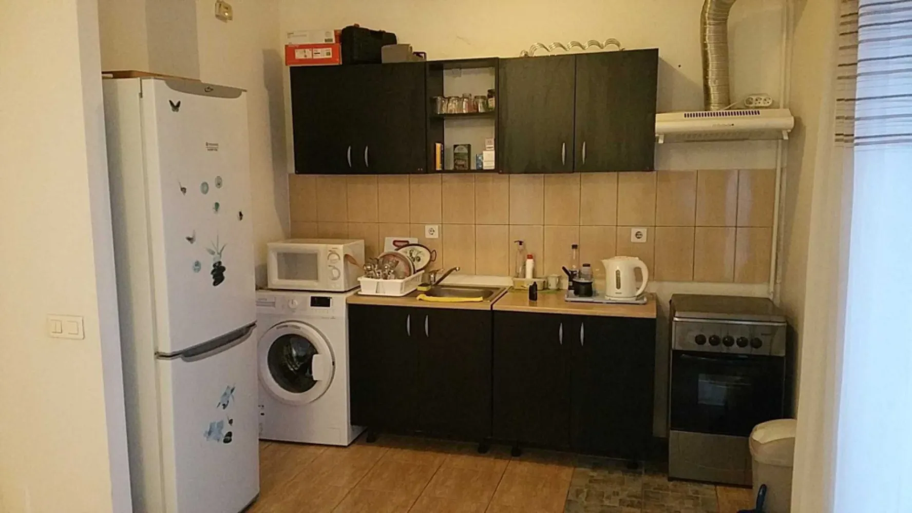 Inchiriez apartament 2 camere Titan - Rasarit de Soare - Inchiriez apartament 2 camere in complex Rasarit de Soare (Titan, langa Auchan și Lidl, în apropiere de Parcul Teilor), cu bucatarie mobilata, combina frigorifica, aragaz, masina de spalat și cuptor cu microunde.
Sufragerie mobilată, șifonier și comodă în dormitor - chiriașul trebuie să își aducă pat.
Aer condiționat în fiecare cameră.
Televizor în fiecare cameră.
2 balcoane.
Tamplarie termopan, usa metalica, parchet, gresie, faianta. etaj 3/11.
Complex pazit, internet, cablu. Toate utilitatile contorizate individual.
Apel după ora 17.