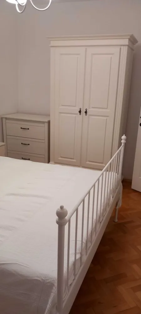 Proprietar, inchiriez apartament 2 camere Titan metrou - Proprietar inchirez apartament 2 camere complet renovat, mobilat de lux stil shabby chic, situat la 3 minute de statia de metrou Titan si de parcul IOR. Zona verde, balcon deschis, ferestre noi cu tamplarie din lemn, parchet lemn masiv, masina de spalat whirpool noua. Aproape de scoala 195 si de restaurantul Allegro.
 Apartamentul se preteaza pentru 1-2 persoane. Pe canapeaua din sufragerie nu se poate dormi. Nefumatori. Fara animale. Se percepe o luna garantie si o luna avans. Exclus agentii.