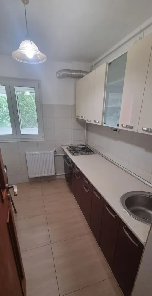 Inchiriez apartament 2 camere, N.Grigorescu, Buc - Inchiriez apartament 2 camere situat in zona N.Grigorescu, intr-un bloc foarte linistit, cu vedere pe spate, la aprox. 10 min de mers pe jos de metrou N. Grigorescu. Apartamentul este decomandat, situat la etajul 2/8, intr-un bloc din 1982, reabilitat.
Apartamentul este liber, disponibilitate imediata, complet mobilat si utilat. Direct proprietar, comision inchiriere 0%
Contract pe minim un an.

Vecinatati: Metrou, Autobuz, Tramvai, Cresa 32, Profi, Piata Titan, numeroase sucursale de banci: BRD, BCR, UniCredit, Ing, Raiffeisen, Otp, Garanti Farmacii

Dotari: aer conditionat, TV, internet, aragaz, aspirator, frigider, hota, masina se spalat rufe.

Apartamentul nu are centrala proprie, insa nu sunt probleme cu sistemul de termoficare.

NU se accepta animale de companie in apartament.

450 eur/luna + o luna garantie