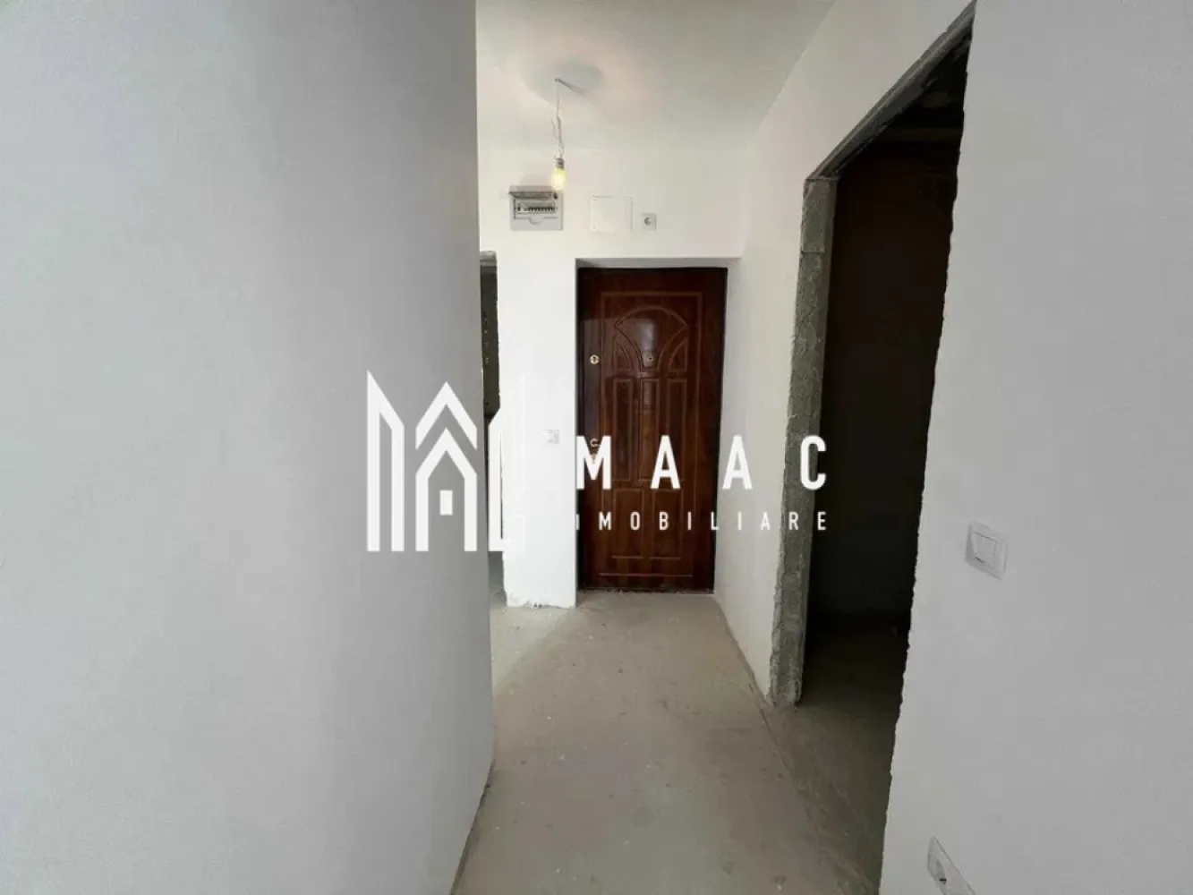 Apartament 2 camere | Parter | Decomandat | 48 MP | Turnisor - MAAC Imobiliare va prezinta un apartament 2 camere decomandate – semifinisat, aproape de aeroportul Sibiu. Localizare: Aproape de Aeroportul Sibiu, supermarketuri, centre comerciale și zone de agrement Zona ARIA, cu acces facil la mijloace de transport și instituții de interes. Caracteristici generale: Suprafață utilă de 48,15 mp Compartimentare decomandată Hol de acces Două dormitoare, dintre care unul dotat cu dressing Bucătărie separată Baie Pivniță de 16 mp la demisol. Dotări: Semifinisat, zugrăvit alb, gata pentru personalizare după propriul gust Instalații noi: electrice, apă, canalizare și termice Centrală termică nouă și calorifere din aluminiu Izolat termic și reabilitat în 2024. Facilitati: Apartament situat la parterul unei vile cu regim de înălțime P+1E+Pod Doar patru apartamente pe scară Parcare deschisa. Pentru mai multe informații sau pentru a programa o vizionare, va rugam specificati ID: CP2327063 }}