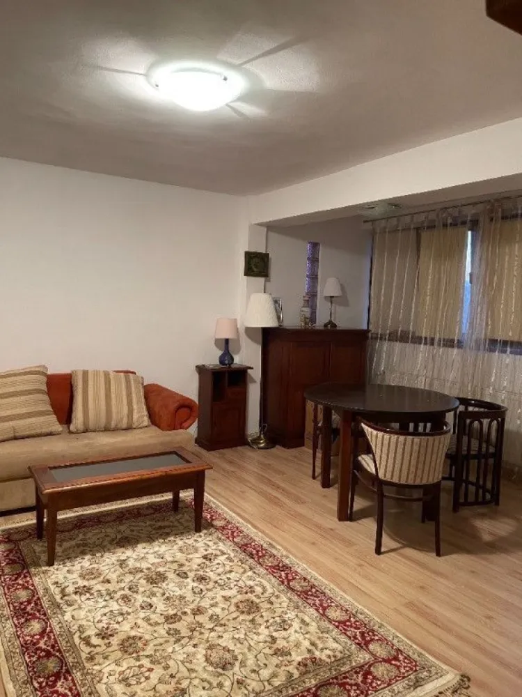 Apartament cu 2 camere de închiriat în zona Titan, Sector 3 - Apartament cu 2 camere decomandat,mobilat și utilat complet, cu loc de parcare. Este situat este la 350 m de stația de metrou Titan. Blocul este reabilitat, liftul este nou, schimbat acum cateva luni. Apartamentul este situat langa Mall Park Lake (15 min de mers pe jos), de asemenea este aproape de iesirea pe autostrada. Este situat langa scoala Hamburg (fosta scoala 195), situat la alte 5 min de gradinita cresa.
Apartamentul se află la etajul 10 al blocului, cu vedere spre parcul IOR.
În apropiere se află piața agroalimentară, Mega Image, Penny Market, Lidl, Auchan Titan.
Apartamentul are o suprafață utilă de 45,80 mp.