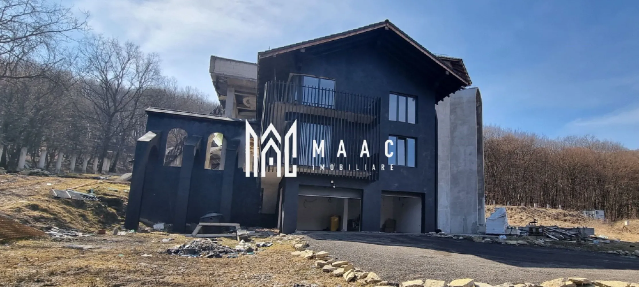 Proprietate specială I 1224 mp I Teren 2000 mp I Wewern - Această proprietate spectaculoasă redefinește standardele confortului modern printr-o arhitectură impresionantă și facilități premium. Elementul central al construcției este o structură prismatică unică, dispusă pe 4 niveluri, încununată de o cupolă deschisă, ornată cu vitralii pe fiecare etaj. Această caracteristică deosebită nu doar oferă eleganță, ci devine și punctul focal al întregii proprietăți, circumferința acesteia fiind zona de integrare a celorlalte compartimente locuibile. Construcția cuprinde nu mai puțin de 16 compartimente proiectate pentru a oferi un nivel maxim de confort și funcționalitate. Demisolul include un garaj încăpător pentru două mașini, o spălătorie, spații de depozitare și o scară interioară care face legătura cu livingul generos de la parter. Camera de zi a parterului este construită în jurul unei camere circulare impresionante, oferind acces către o bucătărie modernă cu balcon, o baie, o terasă acoperită și o terasă deschisă spectaculoasă de 260 mp. Mansarda este accesibilă prin 3 scări interioare și găzduiește patru dormitoare (unul cu baie proprie), un dressing, o baie cu perete vitrat, o terasă, precum și un hol oval de 40 mp cu deschidere către living. Nivelul superior este completat de o terasă deschisă de 87 mp, accesibilă din camera circulară și scările interioare. În plus, proprietatea beneficiază de o filigorie închisă, complet utilată, conectată cu terasa superioară printr-o alee pietonală , ce adaugă un plus de confort și rafinament. Curtea va fi decorată cu coloane romane ce subliniază eleganța și grandoarea proprietății, iar limita terenului este marcată de o pădure luxuriantă, oferind intimitate absolută, fără vecini în imediata apropiere. Instalațiile sanitare, electrice și de încălzire în pardoseală au fost inițiate odată cu avansarea șantierului. Progresul de finisare a construcției a încetat la acest stadiu de roșu, următorul beneficiar având posibilitatea finisării după bunul plac. Aceasta nu este doar o casă, ci o capodoperă arhitecturală, perfectă pentru cei care apreciază combinația între luxul modern și armonia cu natura. Contactați-ne pentru mai multe detalii și pentru a programa o vizionare, specificând ID CP2322381. }}