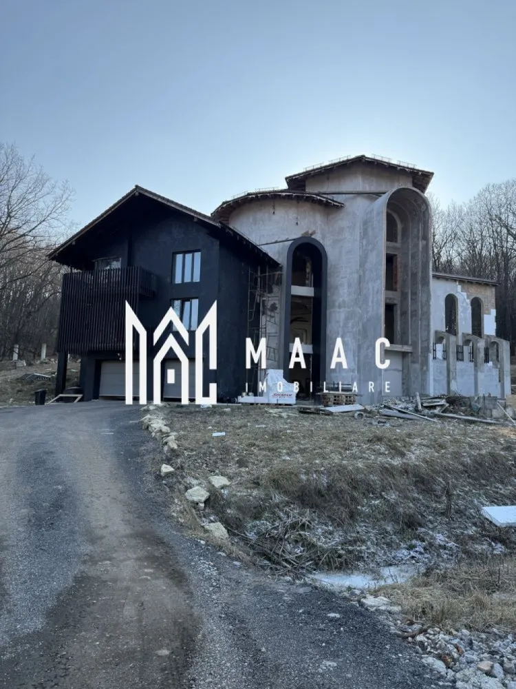 Proprietate specială I 1224 mp I Teren 2000 mp I Wewern - Această proprietate spectaculoasă redefinește standardele confortului modern printr-o arhitectură impresionantă și facilități premium. Elementul central al construcției este o structură prismatică unică, dispusă pe 4 niveluri, încununată de o cupolă deschisă, ornată cu vitralii pe fiecare etaj. Această caracteristică deosebită nu doar oferă eleganță, ci devine și punctul focal al întregii proprietăți, circumferința acesteia fiind zona de integrare a celorlalte compartimente locuibile. Construcția cuprinde nu mai puțin de 16 compartimente proiectate pentru a oferi un nivel maxim de confort și funcționalitate. Demisolul include un garaj încăpător pentru două mașini, o spălătorie, spații de depozitare și o scară interioară care face legătura cu livingul generos de la parter. Camera de zi a parterului este construită în jurul unei camere circulare impresionante, oferind acces către o bucătărie modernă cu balcon, o baie, o terasă acoperită și o terasă deschisă spectaculoasă de 260 mp. Mansarda este accesibilă prin 3 scări interioare și găzduiește patru dormitoare (unul cu baie proprie), un dressing, o baie cu perete vitrat, o terasă, precum și un hol oval de 40 mp cu deschidere către living. Nivelul superior este completat de o terasă deschisă de 87 mp, accesibilă din camera circulară și scările interioare. În plus, proprietatea beneficiază de o filigorie închisă, complet utilată, conectată cu terasa superioară printr-o alee pietonală , ce adaugă un plus de confort și rafinament. Curtea va fi decorată cu coloane romane ce subliniază eleganța și grandoarea proprietății, iar limita terenului este marcată de o pădure luxuriantă, oferind intimitate absolută, fără vecini în imediata apropiere. Instalațiile sanitare, electrice și de încălzire în pardoseală au fost inițiate odată cu avansarea șantierului. Progresul de finisare a construcției a încetat la acest stadiu de roșu, următorul beneficiar având posibilitatea finisării după bunul plac. Aceasta nu este doar o casă, ci o capodoperă arhitecturală, perfectă pentru cei care apreciază combinația între luxul modern și armonia cu natura. Contactați-ne pentru mai multe detalii și pentru a programa o vizionare, specificând ID CP2322381. }}