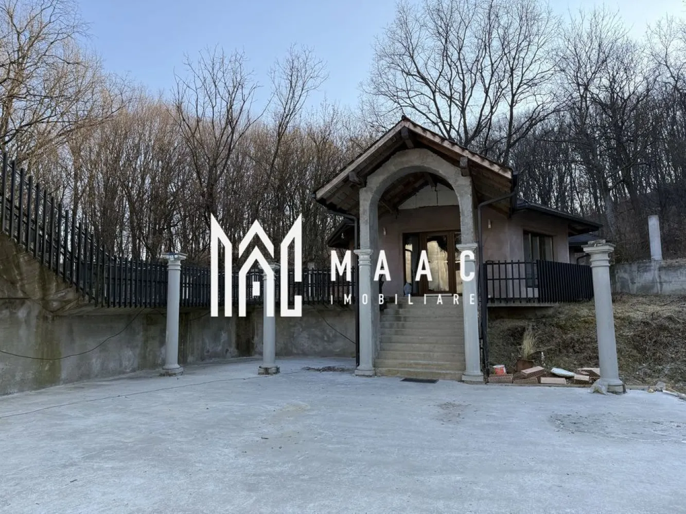 Proprietate specială I 1224 mp I Teren 2000 mp I Wewern - Această proprietate spectaculoasă redefinește standardele confortului modern printr-o arhitectură impresionantă și facilități premium. Elementul central al construcției este o structură prismatică unică, dispusă pe 4 niveluri, încununată de o cupolă deschisă, ornată cu vitralii pe fiecare etaj. Această caracteristică deosebită nu doar oferă eleganță, ci devine și punctul focal al întregii proprietăți, circumferința acesteia fiind zona de integrare a celorlalte compartimente locuibile. Construcția cuprinde nu mai puțin de 16 compartimente proiectate pentru a oferi un nivel maxim de confort și funcționalitate. Demisolul include un garaj încăpător pentru două mașini, o spălătorie, spații de depozitare și o scară interioară care face legătura cu livingul generos de la parter. Camera de zi a parterului este construită în jurul unei camere circulare impresionante, oferind acces către o bucătărie modernă cu balcon, o baie, o terasă acoperită și o terasă deschisă spectaculoasă de 260 mp. Mansarda este accesibilă prin 3 scări interioare și găzduiește patru dormitoare (unul cu baie proprie), un dressing, o baie cu perete vitrat, o terasă, precum și un hol oval de 40 mp cu deschidere către living. Nivelul superior este completat de o terasă deschisă de 87 mp, accesibilă din camera circulară și scările interioare. În plus, proprietatea beneficiază de o filigorie închisă, complet utilată, conectată cu terasa superioară printr-o alee pietonală , ce adaugă un plus de confort și rafinament. Curtea va fi decorată cu coloane romane ce subliniază eleganța și grandoarea proprietății, iar limita terenului este marcată de o pădure luxuriantă, oferind intimitate absolută, fără vecini în imediata apropiere. Instalațiile sanitare, electrice și de încălzire în pardoseală au fost inițiate odată cu avansarea șantierului. Progresul de finisare a construcției a încetat la acest stadiu de roșu, următorul beneficiar având posibilitatea finisării după bunul plac. Aceasta nu este doar o casă, ci o capodoperă arhitecturală, perfectă pentru cei care apreciază combinația între luxul modern și armonia cu natura. Contactați-ne pentru mai multe detalii și pentru a programa o vizionare, specificând ID CP2322381. }}