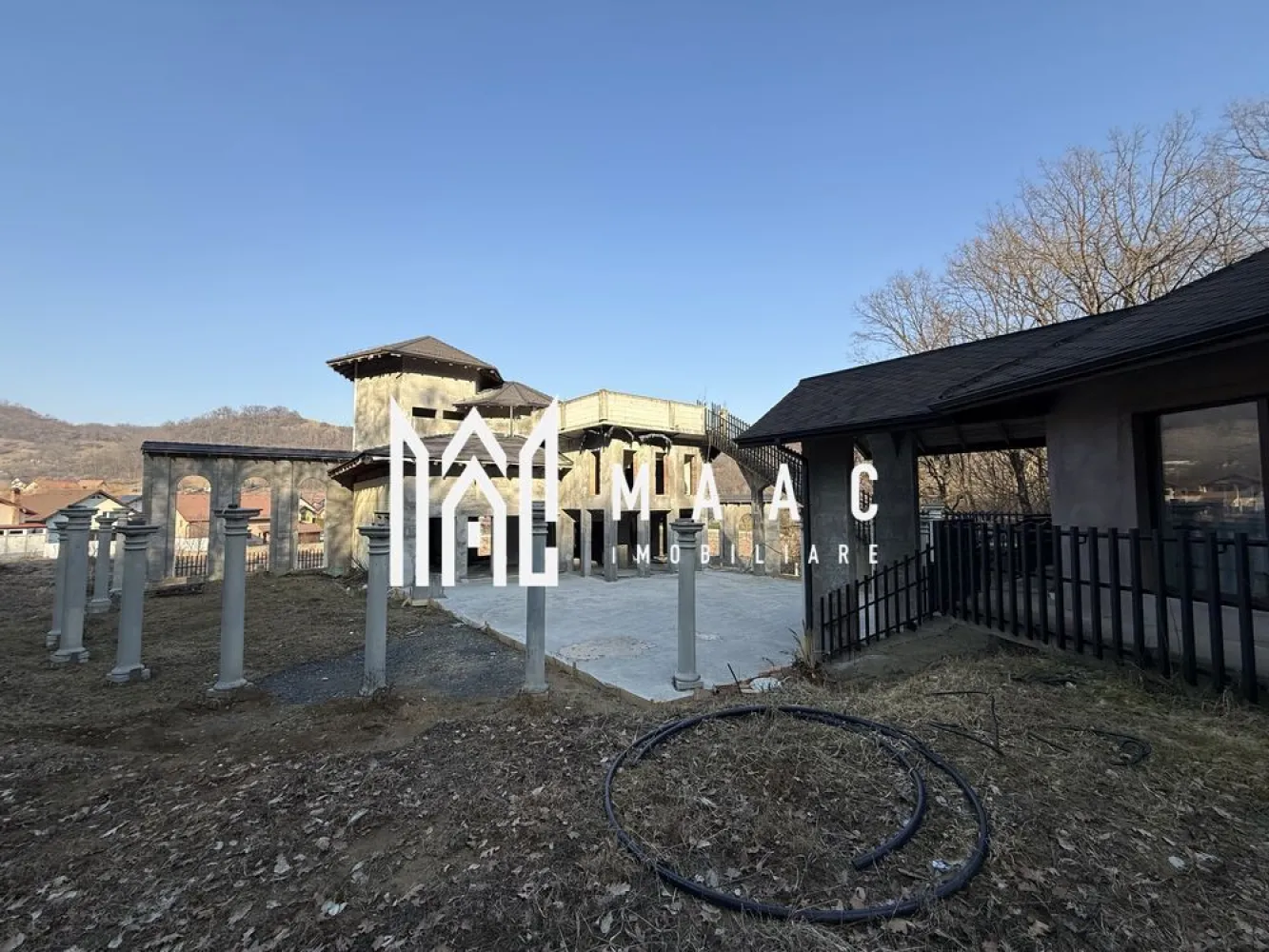 Proprietate specială I 1224 mp I Teren 2000 mp I Wewern - Această proprietate spectaculoasă redefinește standardele confortului modern printr-o arhitectură impresionantă și facilități premium. Elementul central al construcției este o structură prismatică unică, dispusă pe 4 niveluri, încununată de o cupolă deschisă, ornată cu vitralii pe fiecare etaj. Această caracteristică deosebită nu doar oferă eleganță, ci devine și punctul focal al întregii proprietăți, circumferința acesteia fiind zona de integrare a celorlalte compartimente locuibile. Construcția cuprinde nu mai puțin de 16 compartimente proiectate pentru a oferi un nivel maxim de confort și funcționalitate. Demisolul include un garaj încăpător pentru două mașini, o spălătorie, spații de depozitare și o scară interioară care face legătura cu livingul generos de la parter. Camera de zi a parterului este construită în jurul unei camere circulare impresionante, oferind acces către o bucătărie modernă cu balcon, o baie, o terasă acoperită și o terasă deschisă spectaculoasă de 260 mp. Mansarda este accesibilă prin 3 scări interioare și găzduiește patru dormitoare (unul cu baie proprie), un dressing, o baie cu perete vitrat, o terasă, precum și un hol oval de 40 mp cu deschidere către living. Nivelul superior este completat de o terasă deschisă de 87 mp, accesibilă din camera circulară și scările interioare. În plus, proprietatea beneficiază de o filigorie închisă, complet utilată, conectată cu terasa superioară printr-o alee pietonală , ce adaugă un plus de confort și rafinament. Curtea va fi decorată cu coloane romane ce subliniază eleganța și grandoarea proprietății, iar limita terenului este marcată de o pădure luxuriantă, oferind intimitate absolută, fără vecini în imediata apropiere. Instalațiile sanitare, electrice și de încălzire în pardoseală au fost inițiate odată cu avansarea șantierului. Progresul de finisare a construcției a încetat la acest stadiu de roșu, următorul beneficiar având posibilitatea finisării după bunul plac. Aceasta nu este doar o casă, ci o capodoperă arhitecturală, perfectă pentru cei care apreciază combinația între luxul modern și armonia cu natura. Contactați-ne pentru mai multe detalii și pentru a programa o vizionare, specificând ID CP2322381. }}