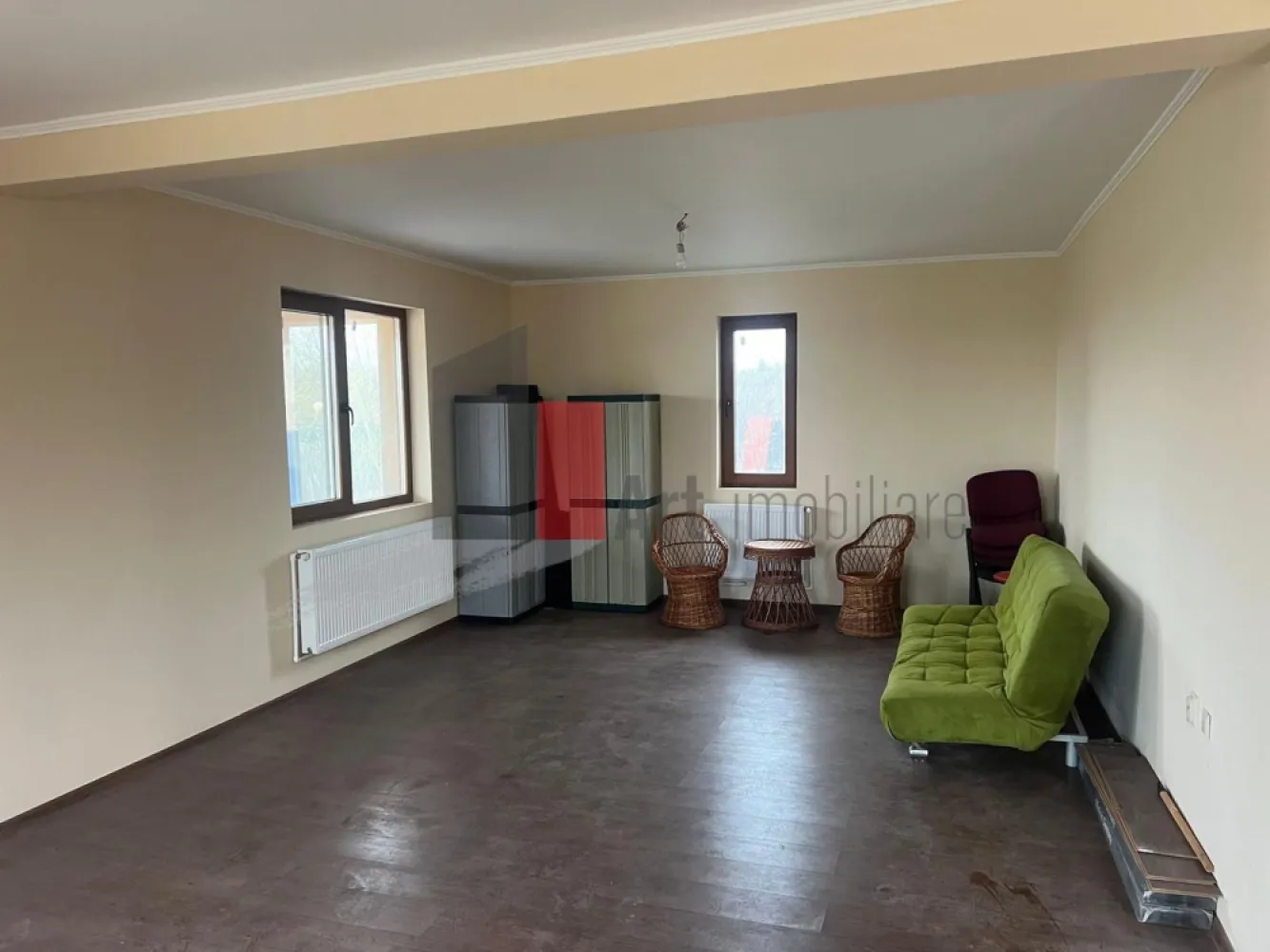 CASA CU TEREN DE 5000MP - JUDET GIURGIU 30KM DE BUCURESTI - Va prezentam spre vanzare casa de 160 mp cu terasa de 25 mp si teren de 5000 mp.
 Locatia casei este localitatea Stejaru , comuna Sangureni pe ruta de la Bucuresti la
 Giurgiu pe un drum lateral din partea dreapta.

 Casa este formata din 2 dormitoare mari , fiecare cu baie , living foarte mare de 40 mp,
 bucatarie , terasa , pod. In curte se gaseste un foisor mare.
 Comfortul termic este asigurat cu centrala termica proprie.
 Terenul de 5000 mp asigura realizarea unei gradini , a unei livezi sau a unei vii iar iesirea 
 din fundul curtii la raul Neajlov devine si mai atractiv.
 
 Pentru alte imformatii sau vizionare sunati la 0722 371 033.