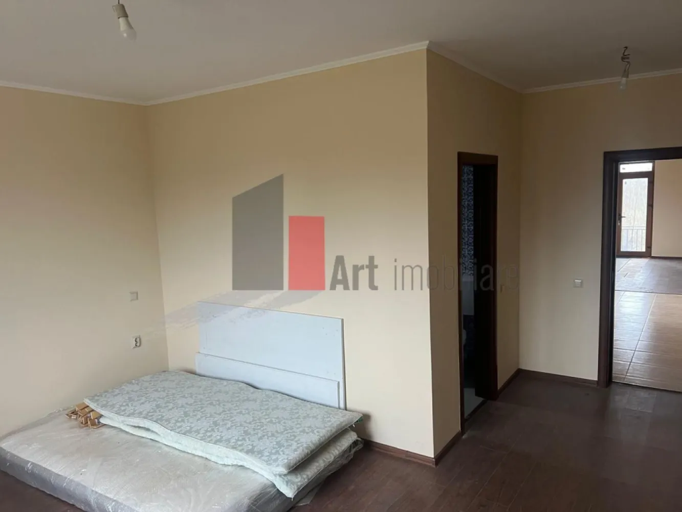 CASA CU TEREN DE 5000MP - JUDET GIURGIU 30KM DE BUCURESTI - Va prezentam spre vanzare casa de 160 mp cu terasa de 25 mp si teren de 5000 mp.
 Locatia casei este localitatea Stejaru , comuna Sangureni pe ruta de la Bucuresti la
 Giurgiu pe un drum lateral din partea dreapta.

 Casa este formata din 2 dormitoare mari , fiecare cu baie , living foarte mare de 40 mp,
 bucatarie , terasa , pod. In curte se gaseste un foisor mare.
 Comfortul termic este asigurat cu centrala termica proprie.
 Terenul de 5000 mp asigura realizarea unei gradini , a unei livezi sau a unei vii iar iesirea 
 din fundul curtii la raul Neajlov devine si mai atractiv.
 
 Pentru alte imformatii sau vizionare sunati la 0722 371 033.