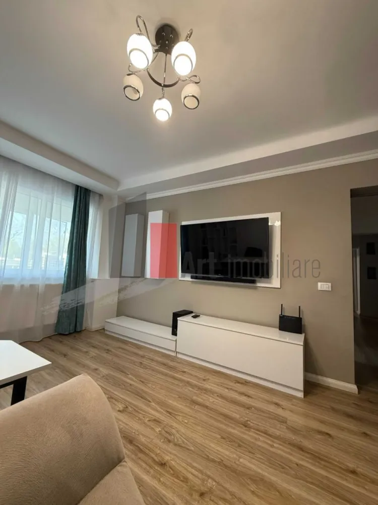 APARTAMENT 3 CAMERE LACUL TEI - Va oferim spre vanzare un apartament 3 camere decomandate, situat pe Bulevardul 
 Lacul Tei, in suprafata de 63 mp, chiar vis-a -vis de Parcul Tei.
 Apartamentul se compune din living, 2 dormitoare, bucatarie, baie, grup sanitar,
 si un balcon de 17 mp.
 Se vinde complet mobilat si utilat.
 Pentru mai multe imformatii sau vizionare sunati la 0722 371 033.