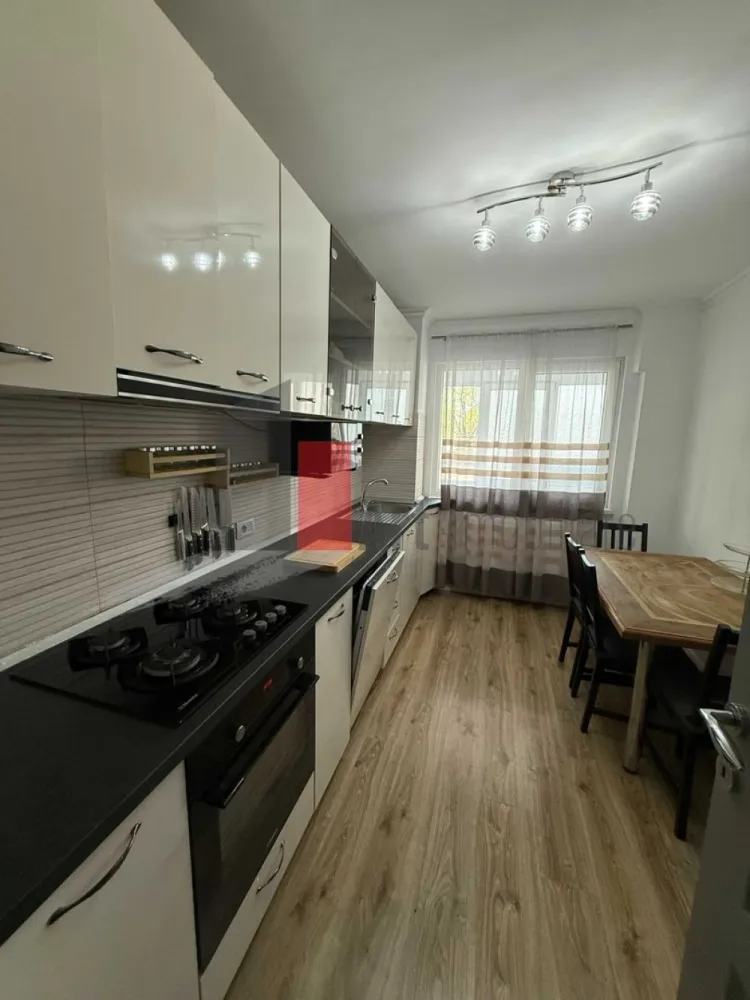 APARTAMENT 3 CAMERE LACUL TEI - Va oferim spre vanzare un apartament 3 camere decomandate, situat pe Bulevardul 
 Lacul Tei, in suprafata de 63 mp, chiar vis-a -vis de Parcul Tei.
 Apartamentul se compune din living, 2 dormitoare, bucatarie, baie, grup sanitar,
 si un balcon de 17 mp.
 Se vinde complet mobilat si utilat.
 Pentru mai multe imformatii sau vizionare sunati la 0722 371 033.