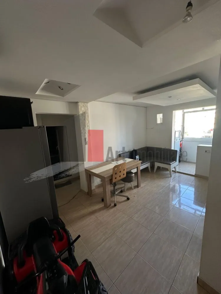 APARTAMENT 2 CAMERE MARGEANULUI- BUZOIENI - Va prezentam spre vanzare un apartament de 2 camere decomandat situat
 in zona Margeanului la etajul 5 din 8 in suprafata de 53 mp.
 Apartamentul are living, dormitor, baie, balcon si afost renovat in totalitate
 si se vinde partial mobilat.
 Pentru mai multe imformatii sau vizionare sunati la 0722 371 033.
