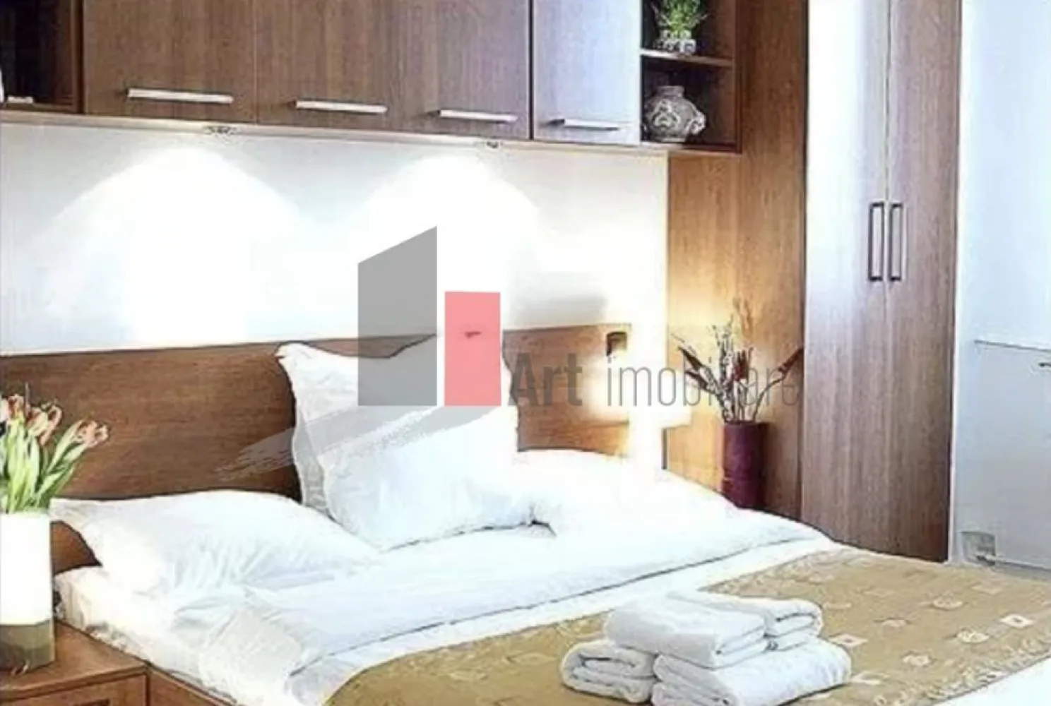 APARTAMENT 2 CAMERE UNIVERSITATE - Va prezentam spre vanzazare uin apartament de 2 camere situat in centrul Capitalei,
 aproape de Universitate, intr-un bloc fara risc seismic. 
 Apartamentul este situat la etajul 6 din 9 si a fost renovat in totalitate cu instalatii
 sanitare si electrice noi.
 Locuinta se vinde asa cum se vede in poze mobilata si utilitata.
 Se accepta si credit .
 Pentru alte imformatii sau vizionari sunati la 0722 371 033.