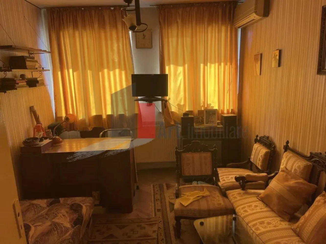APARTAMENT 3 CAMERE -IANCU DE HUNEDOARA/ LANGA GUVERN - Va prezentam spre vanzare un apartament de 3 camere semidecomandat situat
 in zona Guvernului , pe bulevardul Iancu de Hunedoara.
 Imobilul se afla intr-un bloc de apartamente construit in anul 1967, la etajul1 din 8, 
 si detine o suprafata utila de 68mp.
 Locuinta este formata din living, 2 dormitoare, bucatarie, baie , hol.
 Comfortul termic este realizat de la sistem centralizat de termoficare. 
 Metrou la cateva minute iar tramvaiul si autobuzele au statie in fata blocului.
 Imformatiile tehnice au caracter orientativ, acestea fiind preluate de la proprietar.
 Pentru mai multe imformatii sau vizionare va rugam sunati la 0722 371 033.
