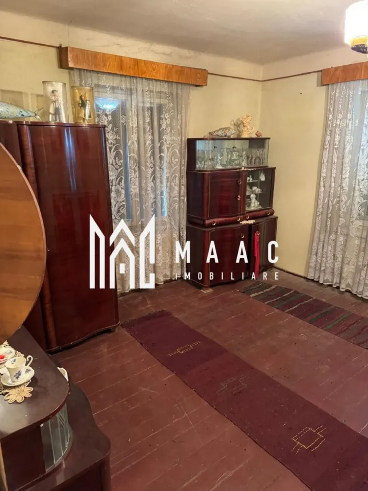 Casă 2 corpuri | Anexe si teren I Racovița | Sibiu - Vă prezentăm o proprietate spațioasă, situată în localitatea Racovița, județul Sibiu, ideală pentru o familie numeroasă sau pentru cei care își doresc o locuință cu multiple posibilități de amenajare și utilizare. Caracteristici principale: 🏡 Suprafață generoasă, compusă din 2 corpuri de clădire și anexe. Primul corp (demisol + etaj): Demisol: bucătărie, 1 cameră, pivniță (2 încăperi). Etaj: 3 camere spațioase, hol și baie. Al doilea corp: 1 cameră, baie, bucătărie- pentru oaspeți sau locuință separată. Anexe: Șură, bucătărie de vară, cămara. Locație liniștită, perfectă pentru cei care apreciază viața la țară. Posibilitate de amenajare în funcție de nevoile noilor proprietari. Curte și grădină spațioasă pentru relaxare și activități gospodărești. Cele doua corpuri de casa necesita renovari. 📞Pentru mai multe informatii, specificati ca ati vazut anuntul cu ID: CP2316984 }}