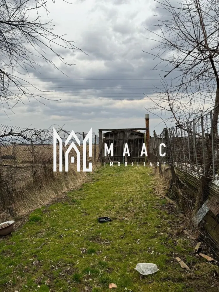 Casă 2 corpuri | Anexe si teren I Racovița | Sibiu - Vă prezentăm o proprietate spațioasă, situată în localitatea Racovița, județul Sibiu, ideală pentru o familie numeroasă sau pentru cei care își doresc o locuință cu multiple posibilități de amenajare și utilizare. Caracteristici principale: 🏡 Suprafață generoasă, compusă din 2 corpuri de clădire și anexe. Primul corp (demisol + etaj): Demisol: bucătărie, 1 cameră, pivniță (2 încăperi). Etaj: 3 camere spațioase, hol și baie. Al doilea corp: 1 cameră, baie, bucătărie- pentru oaspeți sau locuință separată. Anexe: Șură, bucătărie de vară, cămara. Locație liniștită, perfectă pentru cei care apreciază viața la țară. Posibilitate de amenajare în funcție de nevoile noilor proprietari. Curte și grădină spațioasă pentru relaxare și activități gospodărești. Cele doua corpuri de casa necesita renovari. 📞Pentru mai multe informatii, specificati ca ati vazut anuntul cu ID: CP2316984 }}