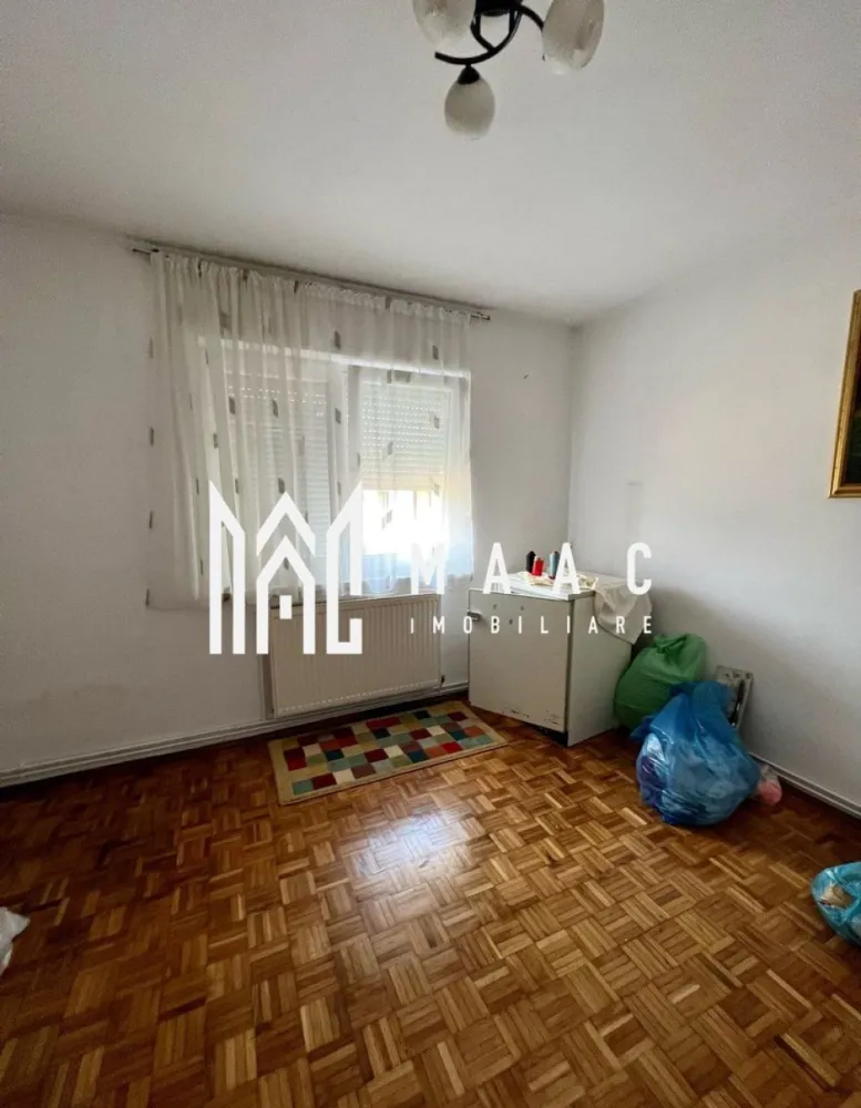 Apartament 3 Camere I Semidecomandat I Renovare I Cisnadie - Va propunem spre vanzare un apartament semidecomandat de 3 camere situat la etajul 4/4 al unui imobil din Cisnadie. Locuinta cuprinde: hol intrare, living, 2 dormitoare, bucatarie, baie. Apartamentul necesita renovare. Disponibil imediat. 🔑 Locație excelentă – toate facilitățile la doar câțiva pași: Bănci, centre comerciale și de divertisment Restaurante, cafenele Spitale, școli, grădinițe Acces rapid către orice zonă a orasului. Pentru mai multe detalii, precizați telefonic că ați văzut anunțul cuID: CP2316912 }}