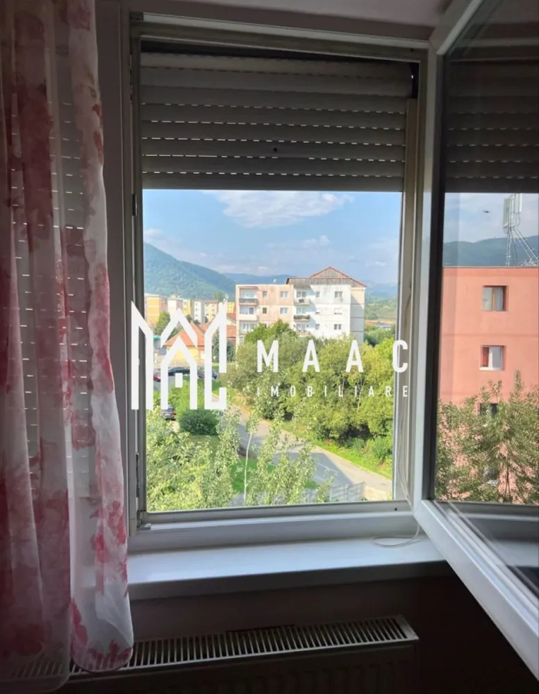 Apartament 3 Camere I Semidecomandat I Renovare I Cisnadie - Va propunem spre vanzare un apartament semidecomandat de 3 camere situat la etajul 4/4 al unui imobil din Cisnadie. Locuinta cuprinde: hol intrare, living, 2 dormitoare, bucatarie, baie. Apartamentul necesita renovare. Disponibil imediat. 🔑 Locație excelentă – toate facilitățile la doar câțiva pași: Bănci, centre comerciale și de divertisment Restaurante, cafenele Spitale, școli, grădinițe Acces rapid către orice zonă a orasului. Pentru mai multe detalii, precizați telefonic că ați văzut anunțul cuID: CP2316912 }}