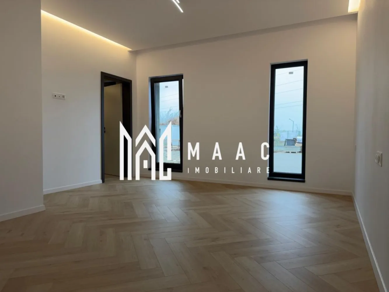 Apartament 4 camere I Curte 200 mp I 4 băi I Predare la cheie I Comision ZERO - MAAC Imobiliare vă propune spre vânzare un apartament exclusivist cu 4 camere, situat la parterul unui imobil boutique cu doar 4 unități locative, amplasat în Cartierul Arhitecților – una dintre cele mai dinamice și apreciate zone rezidențiale din proximitatea Sibiului.

Proprietatea se remarcă prin spațiul generos, compartimentarea modernă și curtea privată de aproximativ 200 mp, ideală pentru relaxare, amenajarea unei grădini sau pentru petrecerea timpului liber în aer liber. Apartamentul beneficiază și de o terasă acoperită de 18,5 mp.

Comision 0 pentru cumpărător.

Detalii apartament
Suprafață utilă: 114,40 mp
Curte proprie: aproximativ 200 mp
Terasă acoperită: 18,5 mp
4 camere: living + 3 dormitoare
4 băi în total
Fiecare dormitor dispune de baie proprie
Living spațios cu bucătărie open-space
Intrare separată pentru un plus de intimitate
2 locuri de parcare incluse
Apartamentul se predă la cheie, cu finisaje premium și materiale de calitate superioară.
Predare imediata

Dotări și facilități ale imobilului
Incălzire în pardoseală
Centrală termică în condensare Bosch
Geamuri termopan cu 3 garnituri pentru izolare termică și fonică superioară
Izolație exterioară cu vată bazaltică de 10 cm
Sistem de supraveghere video 24/7
Balustrade din sticlă securizată
Balcoane și terase hidroizolate
Iluminat exterior ambiental

Apartamentul este situat într-o zonă rezidențială liniștită, aflată în plină dezvoltare, cu acces rapid către Sibiu. Cartierul Arhitecților este preferat de familii datorită comunității moderne, infrastructurii în dezvoltare și proximității față de oraș.

Această proprietate reprezintă o alegere ideală pentru familiile care își doresc un apartament spațios, modern, cu curte proprie și standarde ridicate de construcție.

Pentru mai multe informații sau pentru programarea unei vizionări, vă rugăm să ne contactați și să menționați ID-ul proprietății: CP2526809.