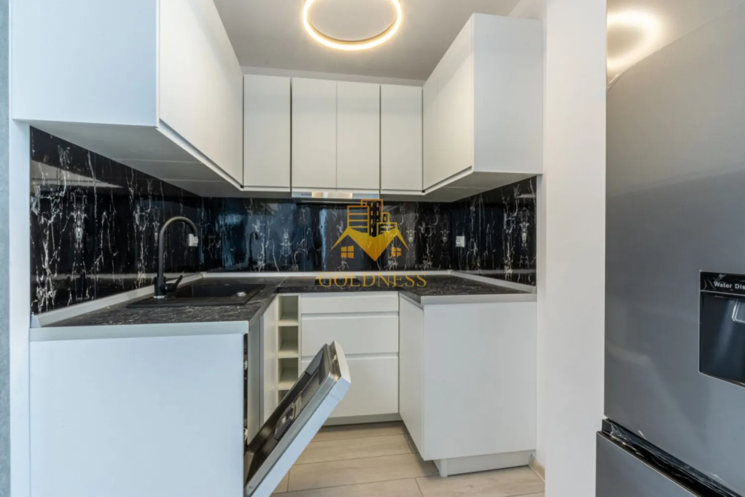 2 camere, Premium, bloc nou,terasa,Marasti Zona The Office,Record Park - GOLDNESS Imobiliare vă propune spre închiriere un apartament cu 2 camere complet mobilat și utilat, la etajul 1 într-un imobil de 7 etaje, în Cartierul Marasti.
Dispune de loc de parcare subterana!
Se află în apropierea stațiilor de transport în comun, magazine, restaurante, spații verzi, farmacii, etc. 

Apartamentul este compartimentat astfel:
 - dormitor cu pat matrimonial, dressing, noptiere
 - living cu bucatarie open space complet utilată și mobilată, canapea extensibilă, loc de servit masa 
 - baie cu cabina de dus, calorifer port prosop și dulap pentru depozitare.
 - terasa de 12 mp.

Imobilul este dotat cu toate cele necesare- centrală pe imobil, frigider, aragaz, hotă, mașină de spălat haine, etc. 

Dacă sunteți interesați de acest apartament și doriți să îl vizionați, dar și pentru alte oferte nu ezitați să ne contactați telefonic sau prin e-mail. Vă stăm la dispoziție!
Pentru intermediere se percepe un comision de 50% din prețul chiriei!