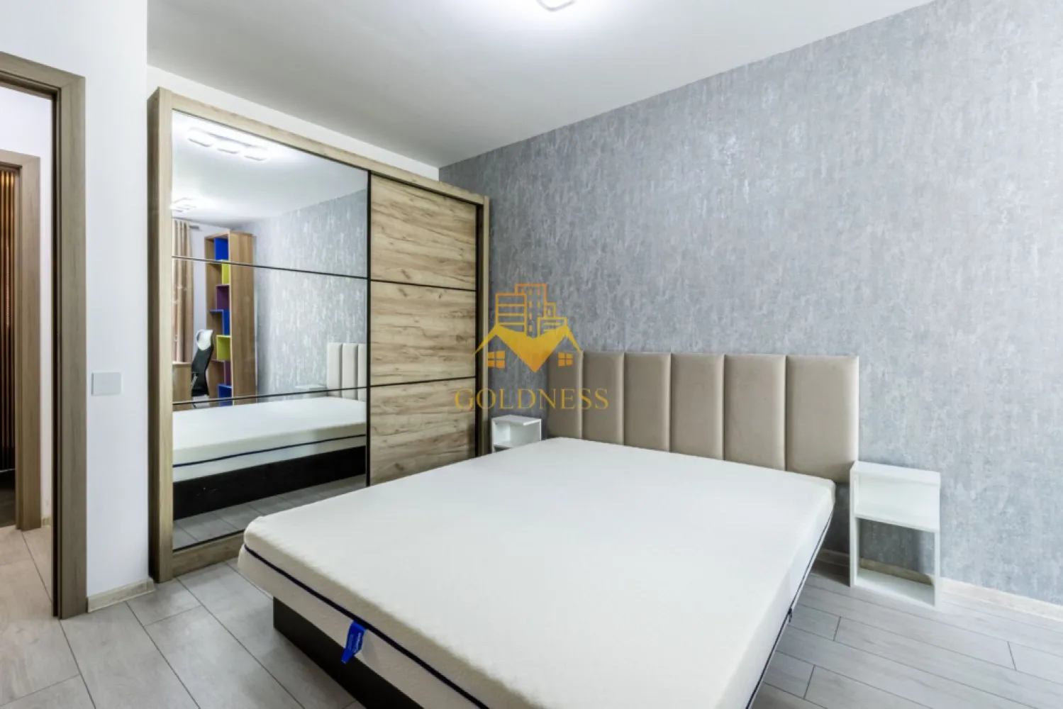2 camere, Premium, bloc nou,terasa,Marasti Zona The Office,Record Park - GOLDNESS Imobiliare vă propune spre închiriere un apartament cu 2 camere complet mobilat și utilat, la etajul 1 într-un imobil de 7 etaje, în Cartierul Marasti.
Dispune de loc de parcare subterana!
Se află în apropierea stațiilor de transport în comun, magazine, restaurante, spații verzi, farmacii, etc. 

Apartamentul este compartimentat astfel:
 - dormitor cu pat matrimonial, dressing, noptiere
 - living cu bucatarie open space complet utilată și mobilată, canapea extensibilă, loc de servit masa 
 - baie cu cabina de dus, calorifer port prosop și dulap pentru depozitare.
 - terasa de 12 mp.

Imobilul este dotat cu toate cele necesare- centrală pe imobil, frigider, aragaz, hotă, mașină de spălat haine, etc. 

Dacă sunteți interesați de acest apartament și doriți să îl vizionați, dar și pentru alte oferte nu ezitați să ne contactați telefonic sau prin e-mail. Vă stăm la dispoziție!
Pentru intermediere se percepe un comision de 50% din prețul chiriei!