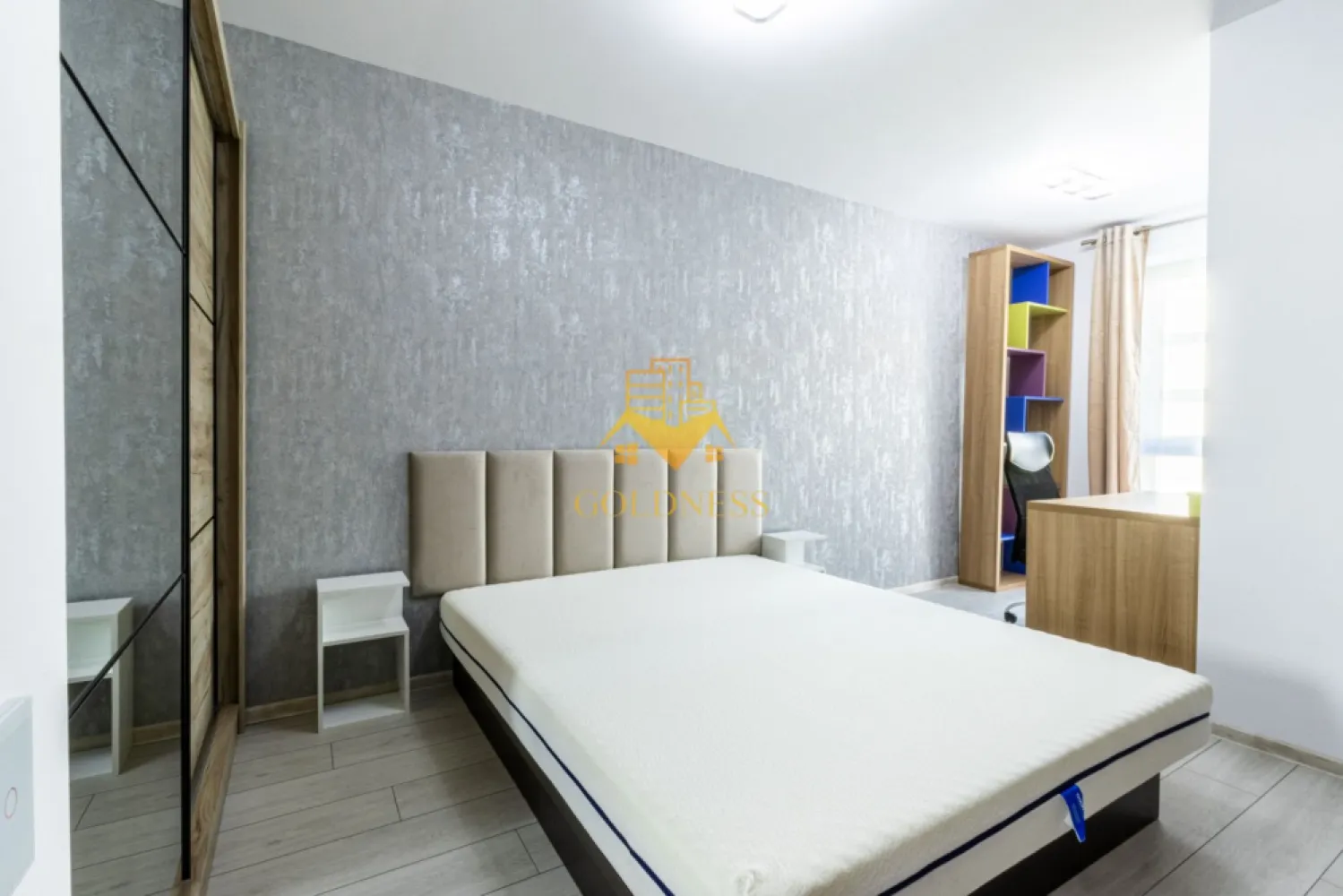 2 camere, Premium, bloc nou,terasa,Marasti Zona The Office,Record Park - GOLDNESS Imobiliare vă propune spre închiriere un apartament cu 2 camere complet mobilat și utilat, la etajul 1 într-un imobil de 7 etaje, în Cartierul Marasti.
Dispune de loc de parcare subterana!
Se află în apropierea stațiilor de transport în comun, magazine, restaurante, spații verzi, farmacii, etc. 

Apartamentul este compartimentat astfel:
 - dormitor cu pat matrimonial, dressing, noptiere
 - living cu bucatarie open space complet utilată și mobilată, canapea extensibilă, loc de servit masa 
 - baie cu cabina de dus, calorifer port prosop și dulap pentru depozitare.
 - terasa de 12 mp.

Imobilul este dotat cu toate cele necesare- centrală pe imobil, frigider, aragaz, hotă, mașină de spălat haine, etc. 

Dacă sunteți interesați de acest apartament și doriți să îl vizionați, dar și pentru alte oferte nu ezitați să ne contactați telefonic sau prin e-mail. Vă stăm la dispoziție!
Pentru intermediere se percepe un comision de 50% din prețul chiriei!