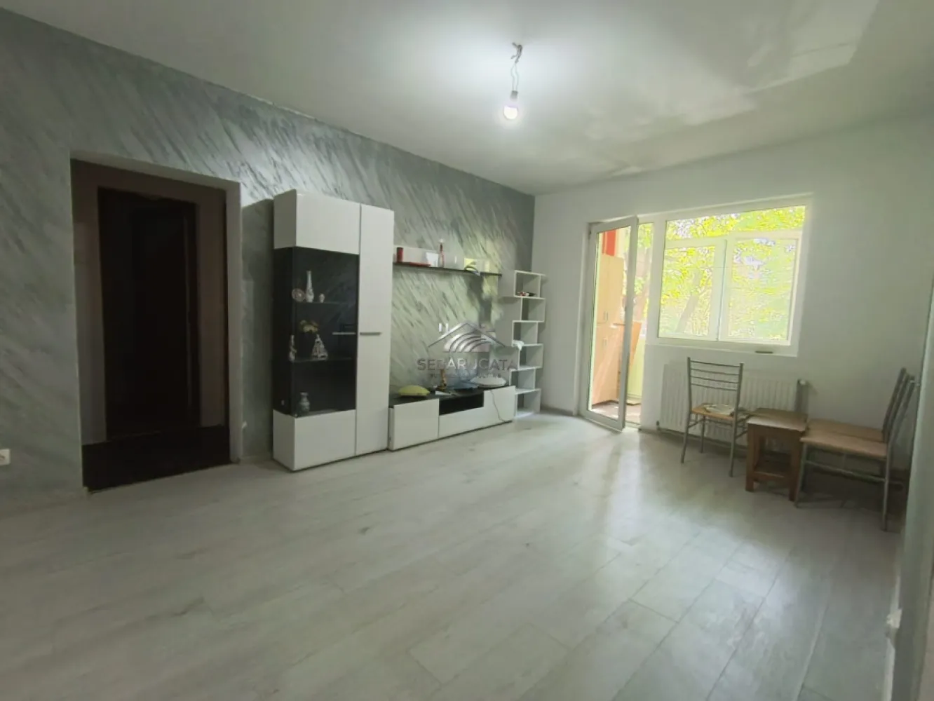 Apartament 3 camere, semidecomandat, etajul 1 din 4, zona Nord - Va ofer spre inchiriere apartament de 3 camere, confort 1, semidecomandat, situat la etajul 1 al unui bloc cu 4 etaje. Locuinta este partial mobilata si se inchiriaza neutilata, oferind viitorului chirias posibilitatea de a-si amenaja spatiul dupa propriul gust si necesitati. Apartamentul dispune de camere luminoase, compartimentare practica si acces facil catre mijloace de transport, scoli si alte puncte de interes. Se achita luna in curs, o luna garantie, plus comisionul agentiei. Pentru mai multe detalii sau vizionari, va rog sa ma contactati telefonic. Andreea 0772059647