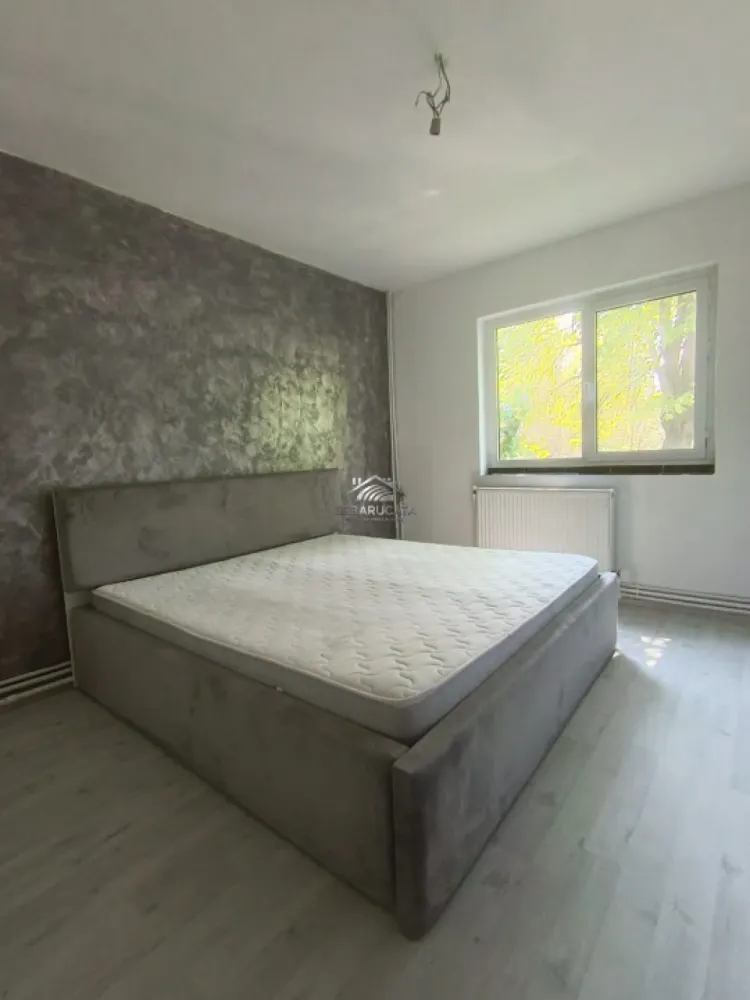 Apartament 3 camere, semidecomandat, etajul 1 din 4, zona Nord - Va ofer spre inchiriere apartament de 3 camere, confort 1, semidecomandat, situat la etajul 1 al unui bloc cu 4 etaje. Locuinta este partial mobilata si se inchiriaza neutilata, oferind viitorului chirias posibilitatea de a-si amenaja spatiul dupa propriul gust si necesitati. Apartamentul dispune de camere luminoase, compartimentare practica si acces facil catre mijloace de transport, scoli si alte puncte de interes. Se achita luna in curs, o luna garantie, plus comisionul agentiei. Pentru mai multe detalii sau vizionari, va rog sa ma contactati telefonic. Andreea 0772059647