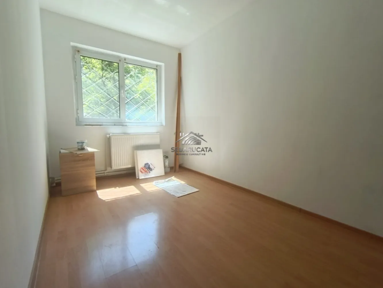 Apartament 3 camere, semidecomandat, etajul 1 din 4, zona Nord - Va ofer spre inchiriere apartament de 3 camere, confort 1, semidecomandat, situat la etajul 1 al unui bloc cu 4 etaje. Locuinta este partial mobilata si se inchiriaza neutilata, oferind viitorului chirias posibilitatea de a-si amenaja spatiul dupa propriul gust si necesitati. Apartamentul dispune de camere luminoase, compartimentare practica si acces facil catre mijloace de transport, scoli si alte puncte de interes. Se achita luna in curs, o luna garantie, plus comisionul agentiei. Pentru mai multe detalii sau vizionari, va rog sa ma contactati telefonic. Andreea 0772059647