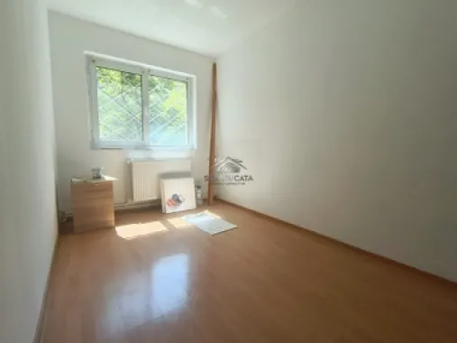 Apartament 3 camere, semidecomandat, etajul 1 din 4, zona Nord