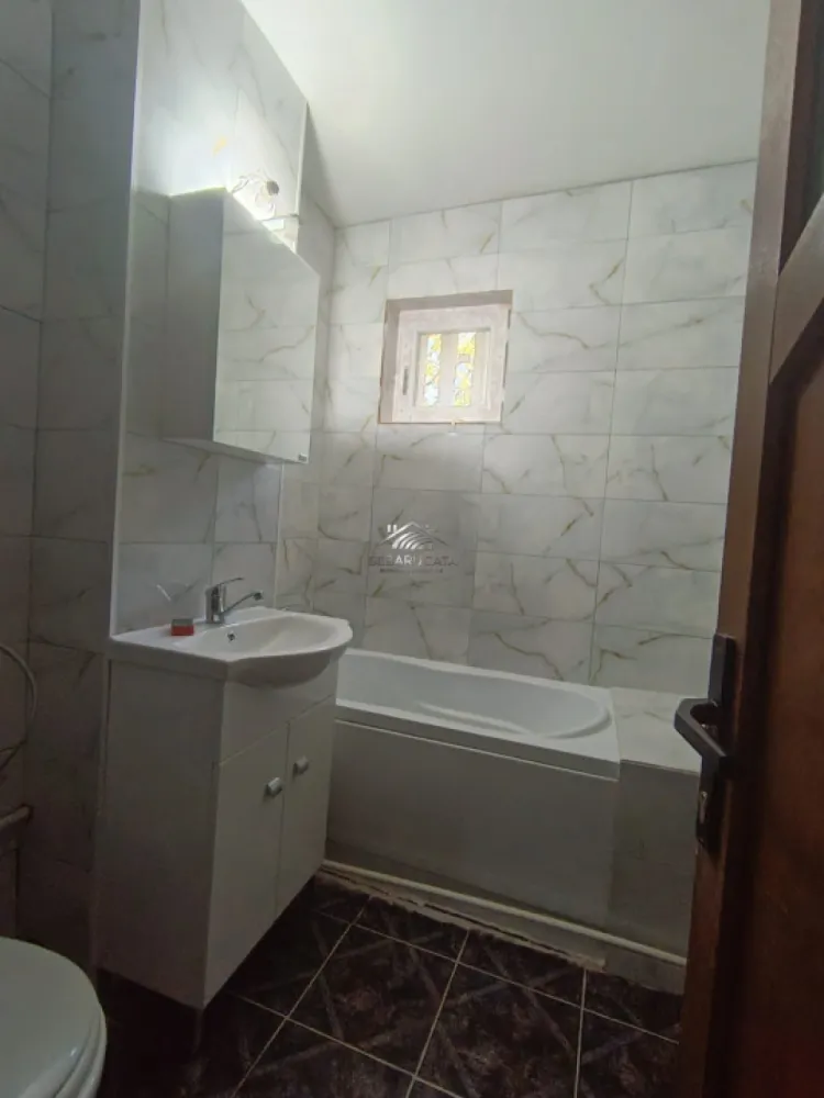 Apartament 3 camere, semidecomandat, etajul 1 din 4, zona Nord - Va ofer spre inchiriere apartament de 3 camere, confort 1, semidecomandat, situat la etajul 1 al unui bloc cu 4 etaje. Locuinta este partial mobilata si se inchiriaza neutilata, oferind viitorului chirias posibilitatea de a-si amenaja spatiul dupa propriul gust si necesitati. Apartamentul dispune de camere luminoase, compartimentare practica si acces facil catre mijloace de transport, scoli si alte puncte de interes. Se achita luna in curs, o luna garantie, plus comisionul agentiei. Pentru mai multe detalii sau vizionari, va rog sa ma contactati telefonic. Andreea 0772059647
